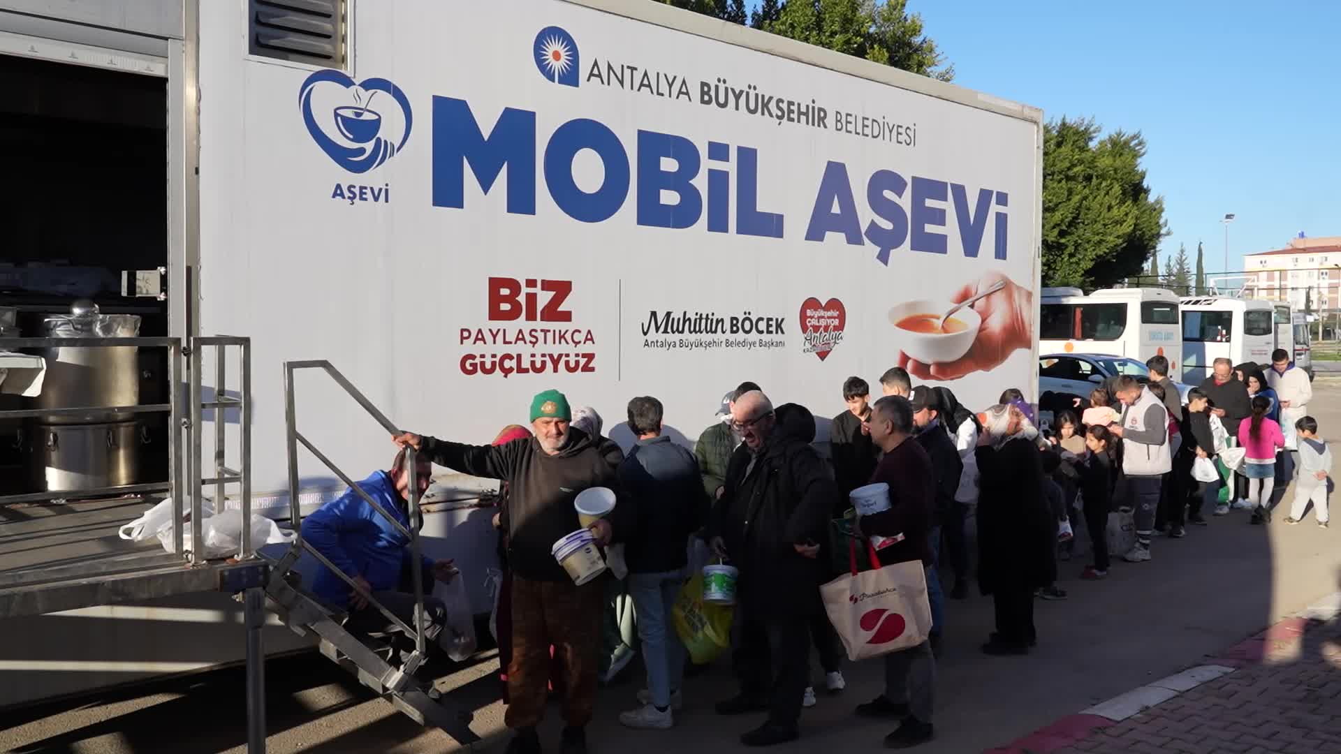 Antalya Büyükşehir Belediyesi Mobil Aşevi’nden sıcak yemek ikramı