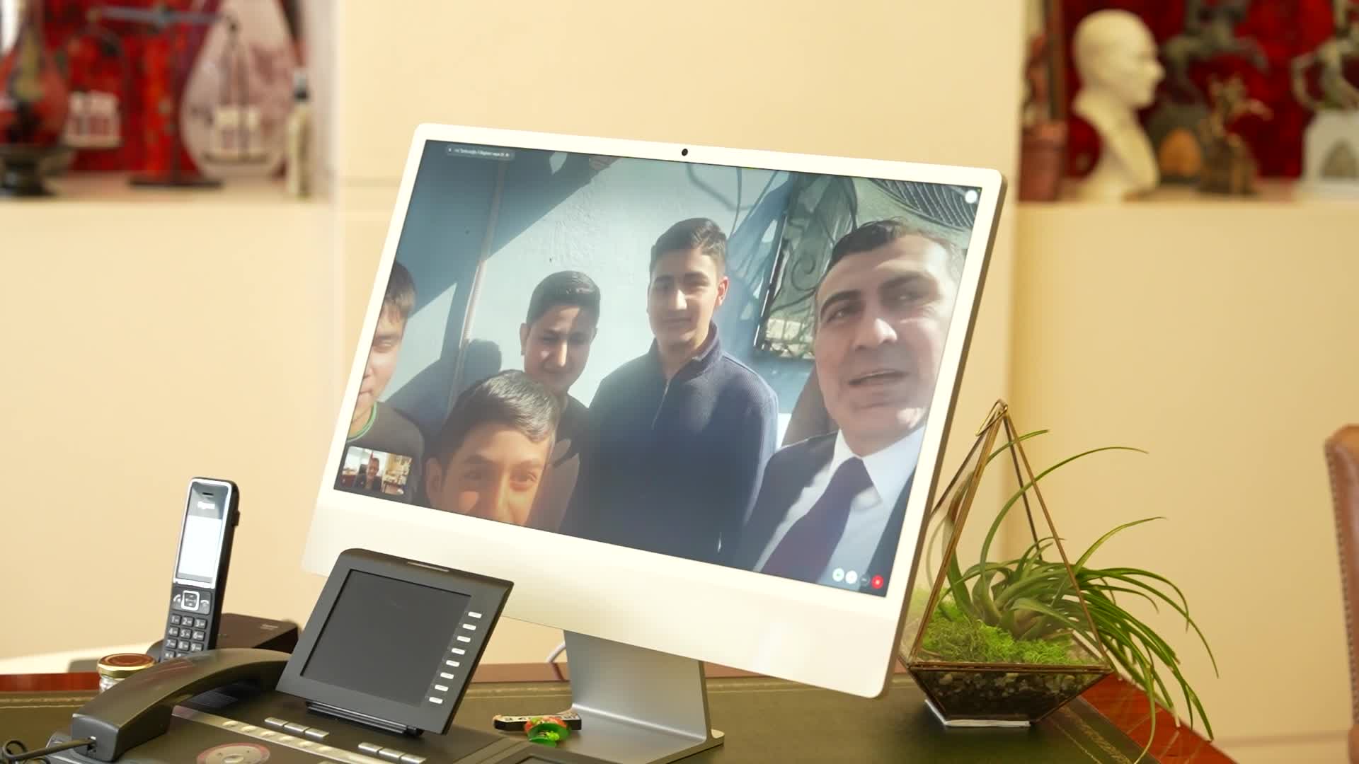 Özgür Özel, Atatürk büstünü koruyan Adanalı gençlerle görüştü... Özel: "İzlerken gözyaşlarımı tutamadım"