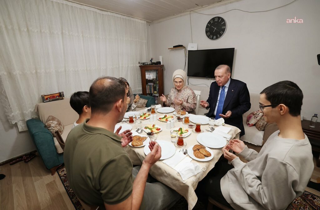 Cumhurbaşkanı Erdoğan ve eşi Emine Erdoğan  Kayacık ailesiyle birlikte oruç açtı