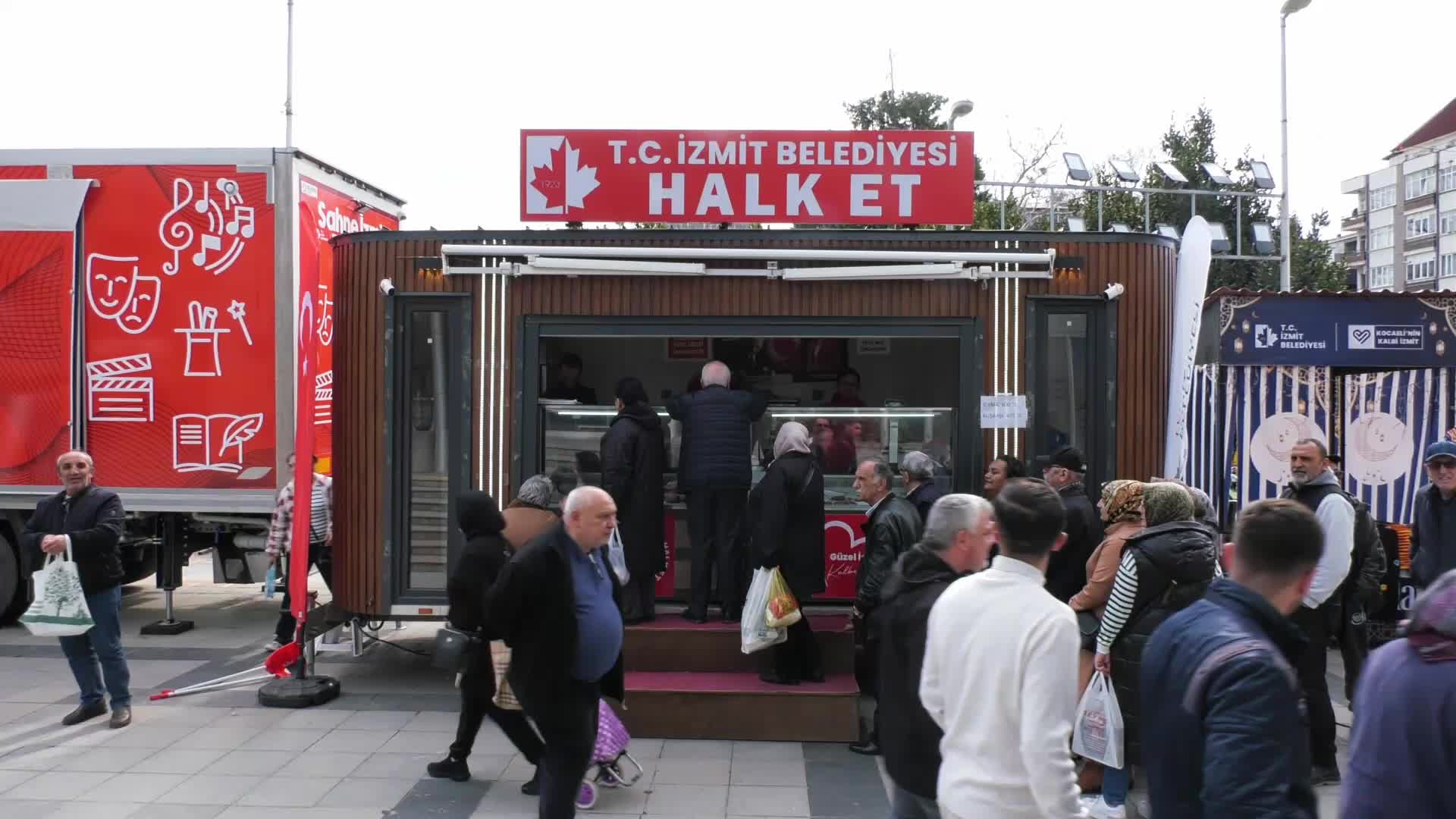 Kocaeli’de ucuz et kuyruğuna giren emekliler: “Millet boşuna mı kuyruğa giriyor; ‘100 lira, 10 tane ekmektir’ diyor. Yoksulun ayak sesleri”