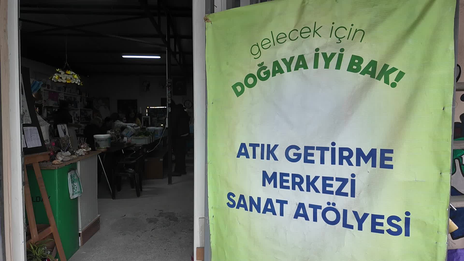 Bornova’da pazar ve marangoz atıkları kompost gübreye dönüştürülüyor