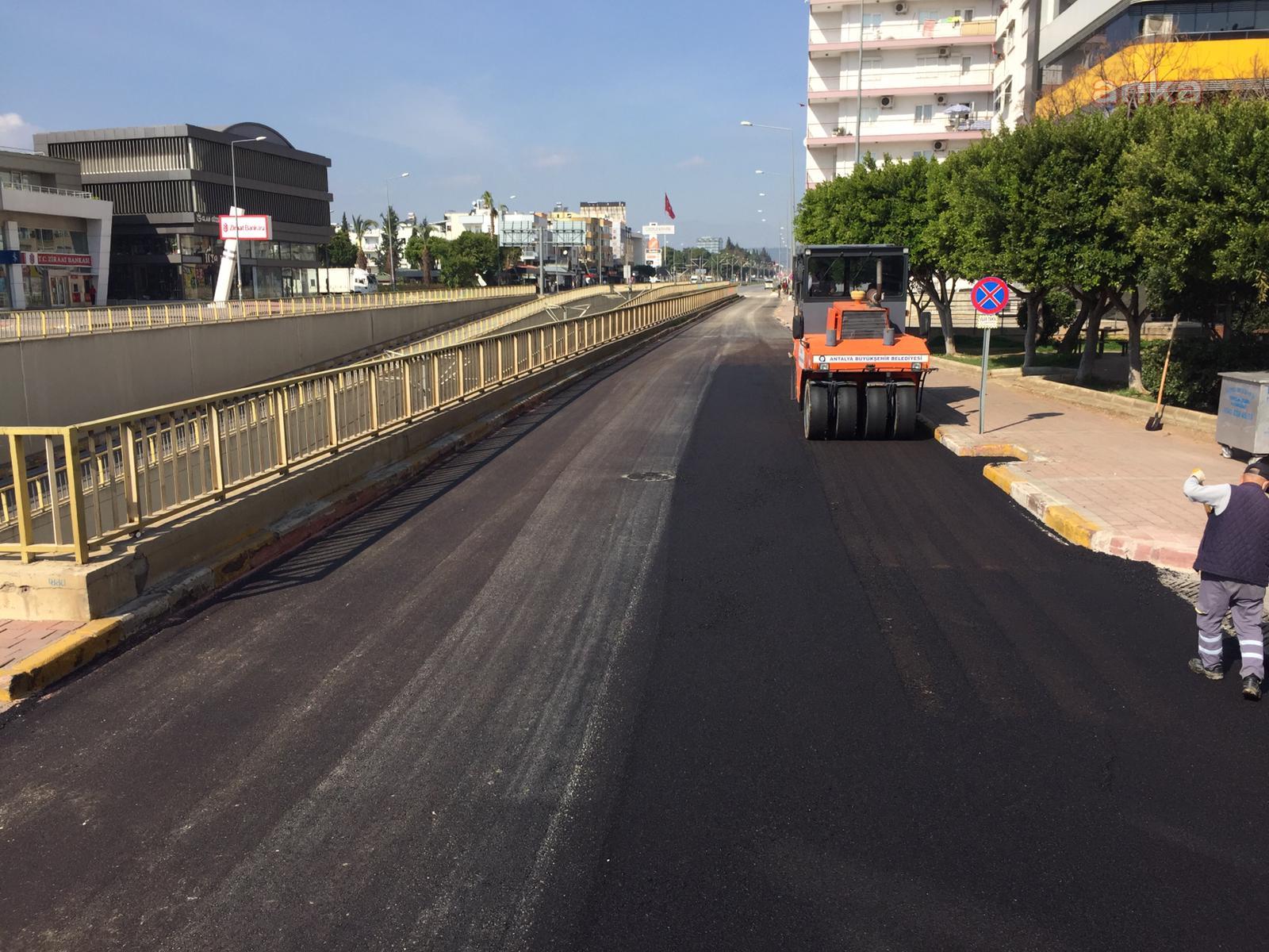 ANTALYA BÜYÜKŞEHİR'DEN KISITLAMADA ASFALT MESAİSİ