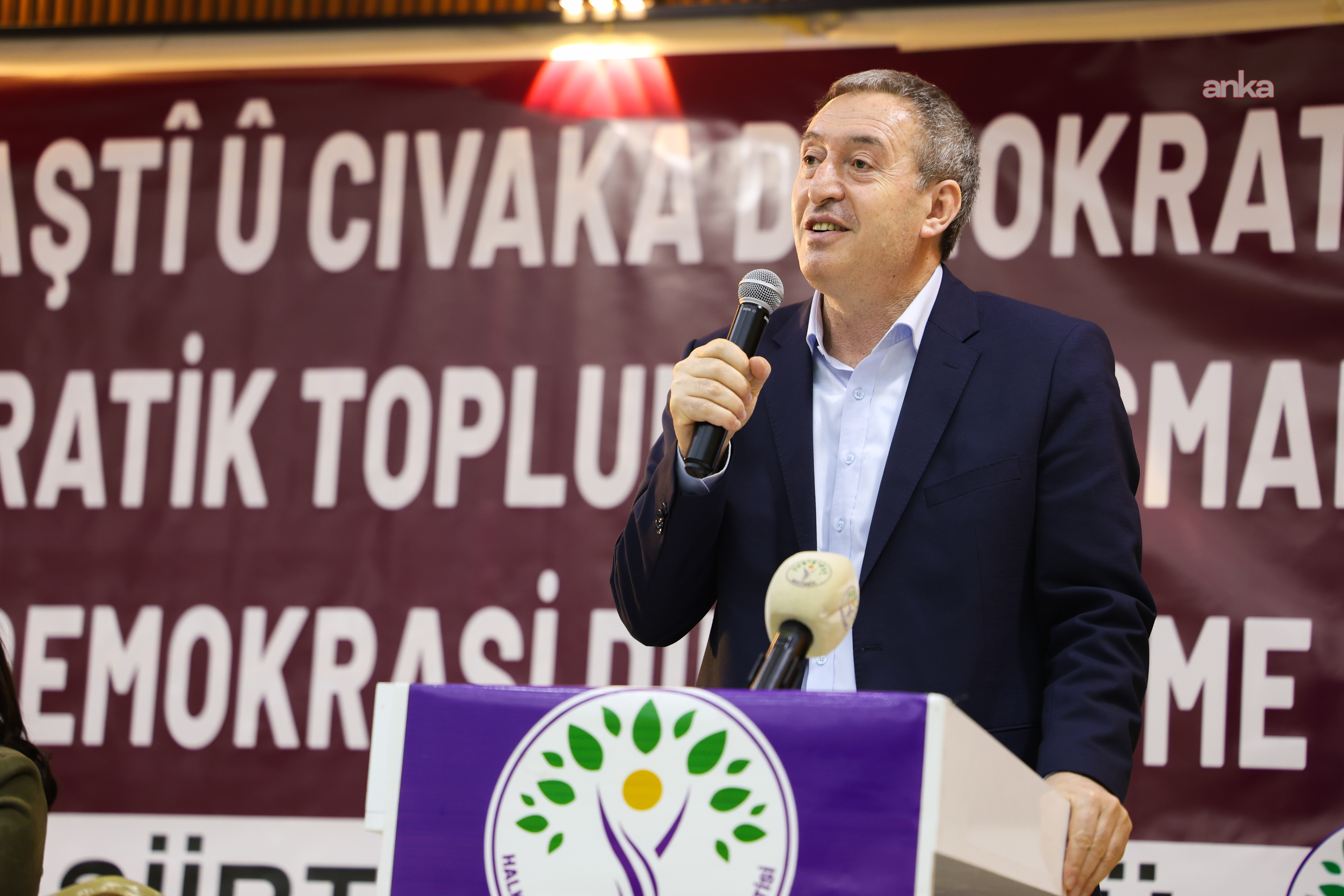 DEM Parti Eş Genel Başkanı Bakırhan: “Sayın Cumhurbaşkanı'na seslenmek istiyorum: Ankara artık Kürtlere parmak sallamaktan vazgeçsin”