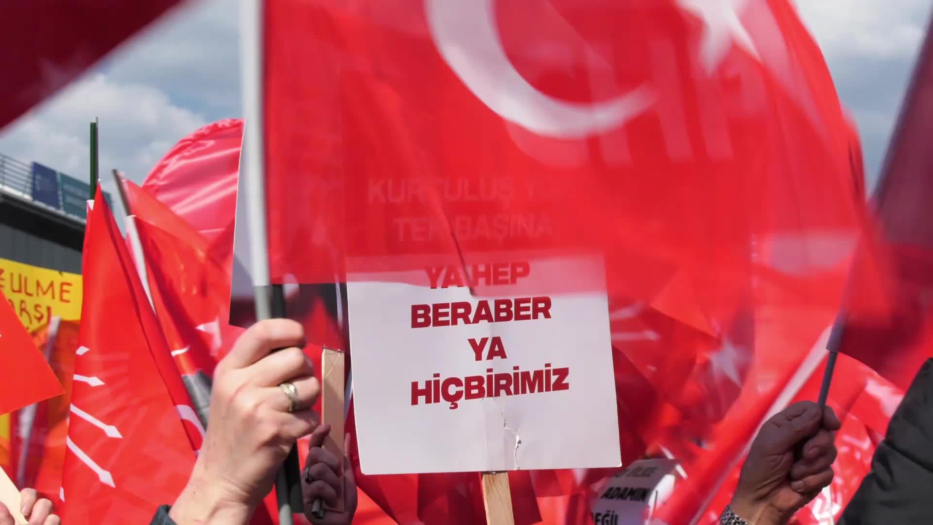 CHP’nin Kocaeli’deki “Millet İradesine Sahip Çıkıyor” mitinginde yurttaşlar 10 bin metrekarelik alanı doldurdu