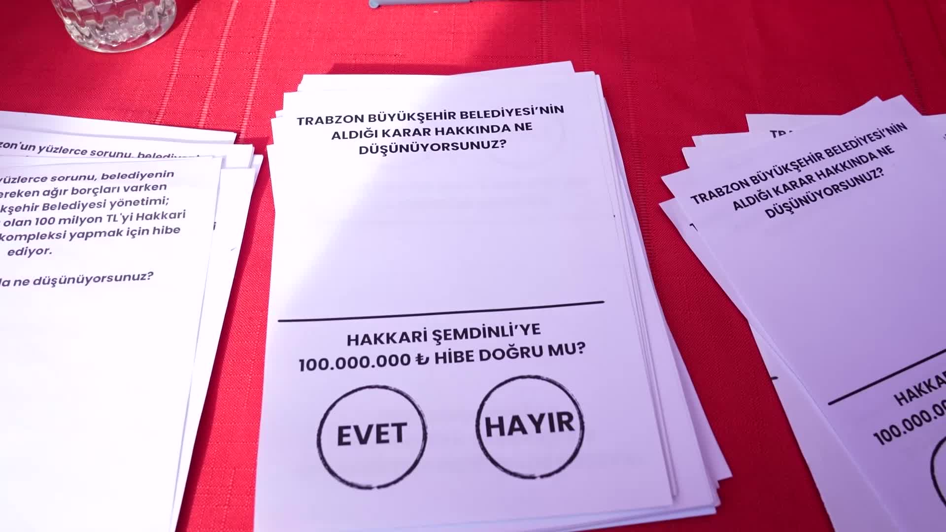Ortahisar Belediye Başkanı Kaya, Trabzon Büyüşehir Belediyesi'nin Hakkari Şemdinli'ye spor salonu projesiyle ilgili kurulan referandum standını ziyaret etti