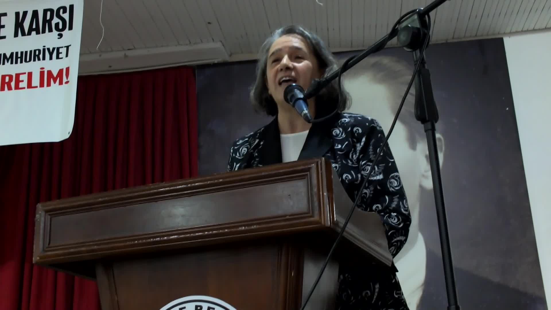 Nazlıaka "Türkiye'de Kadın Mücadelesi ve Laiklik Paneli"nde konuştu: "Bu ülkede kadınların hayatı pamuk ipliğine bağlı"