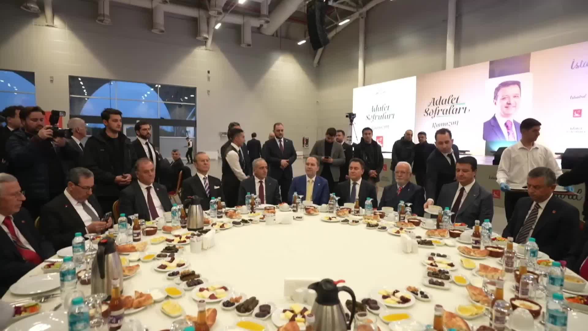 Saadet Partisi'nin Geleneksel İstanbul İftarı... Fatih Erbakan: "Erbakan Hocamızın politikaları uygulanmaya devam etseydi emekli maaşı 120 bin TL olurdu"