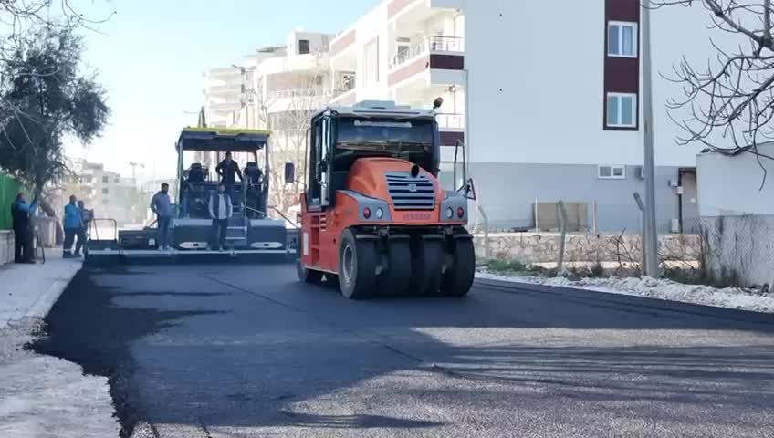Adıyaman Belediyesi’nden Yeni Mahalle’de yol mesaisi… Başkan Tutdere, çalışmaları yerinde inceledi