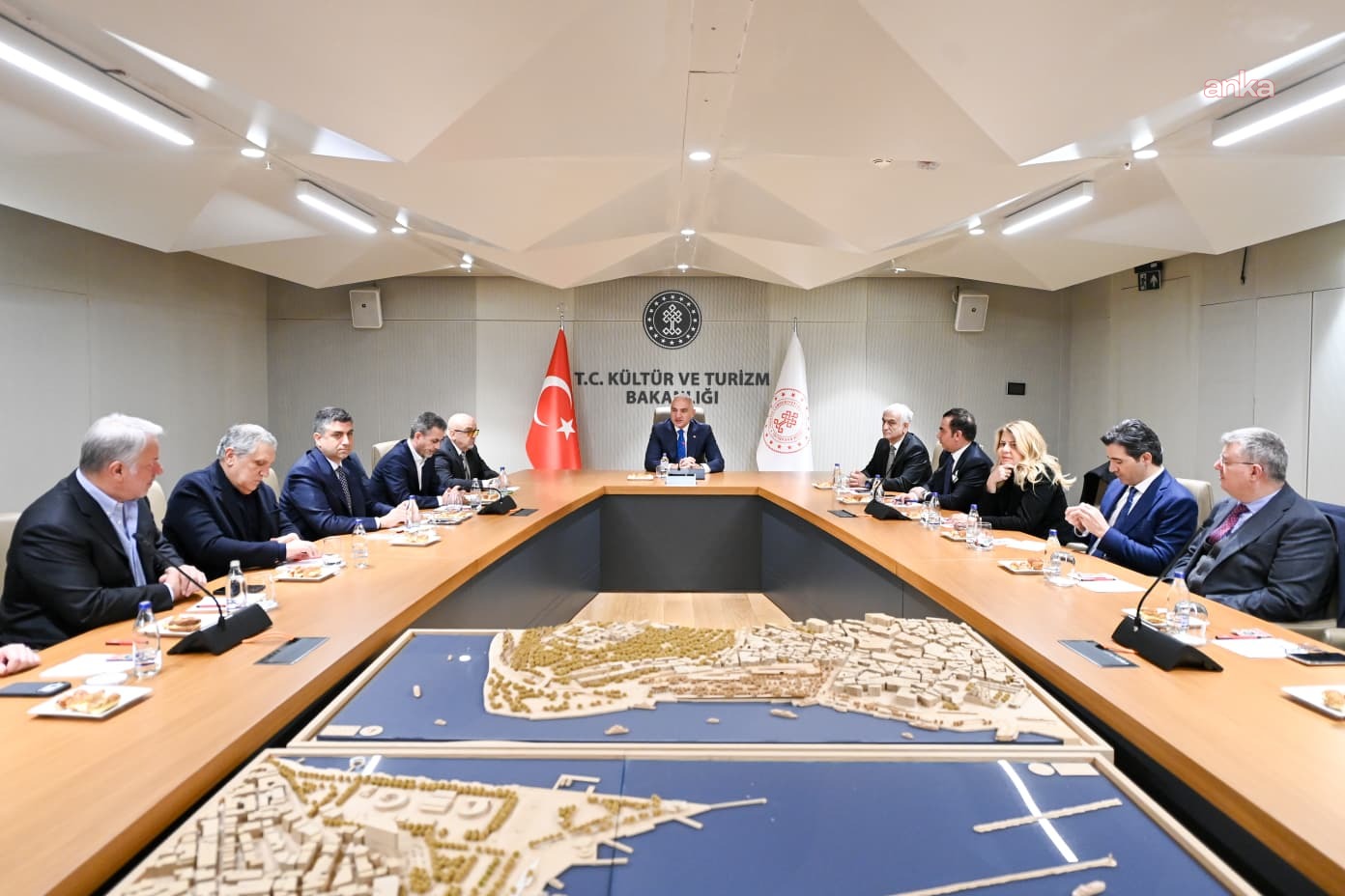 Bakan Ersoy, Türk dizilerine yönelik destek programının detaylarını paylaşmak üzere sektör temsilcileriyle buluştu