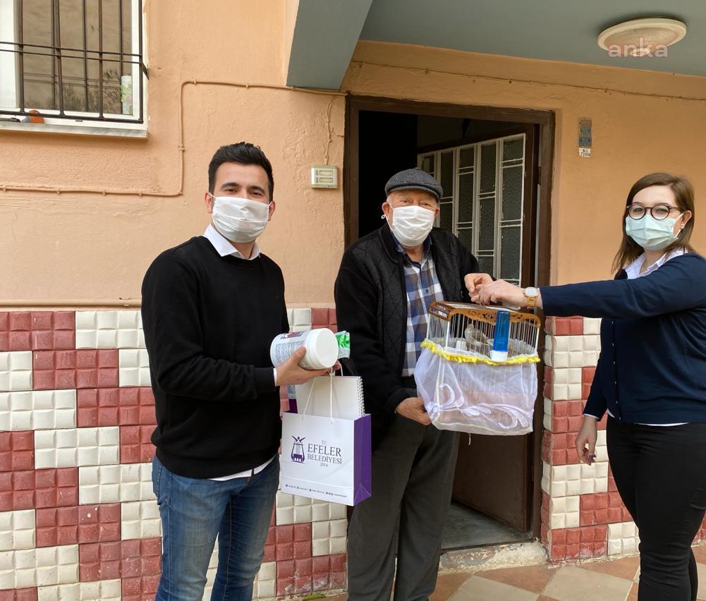 EFELER BELEDİYE BAŞKANI ATAY, 74 YAŞINDAKİ KOLHAN’A MAKAMINDAKİ BÜLBÜLÜ HEDİYE ETTİ