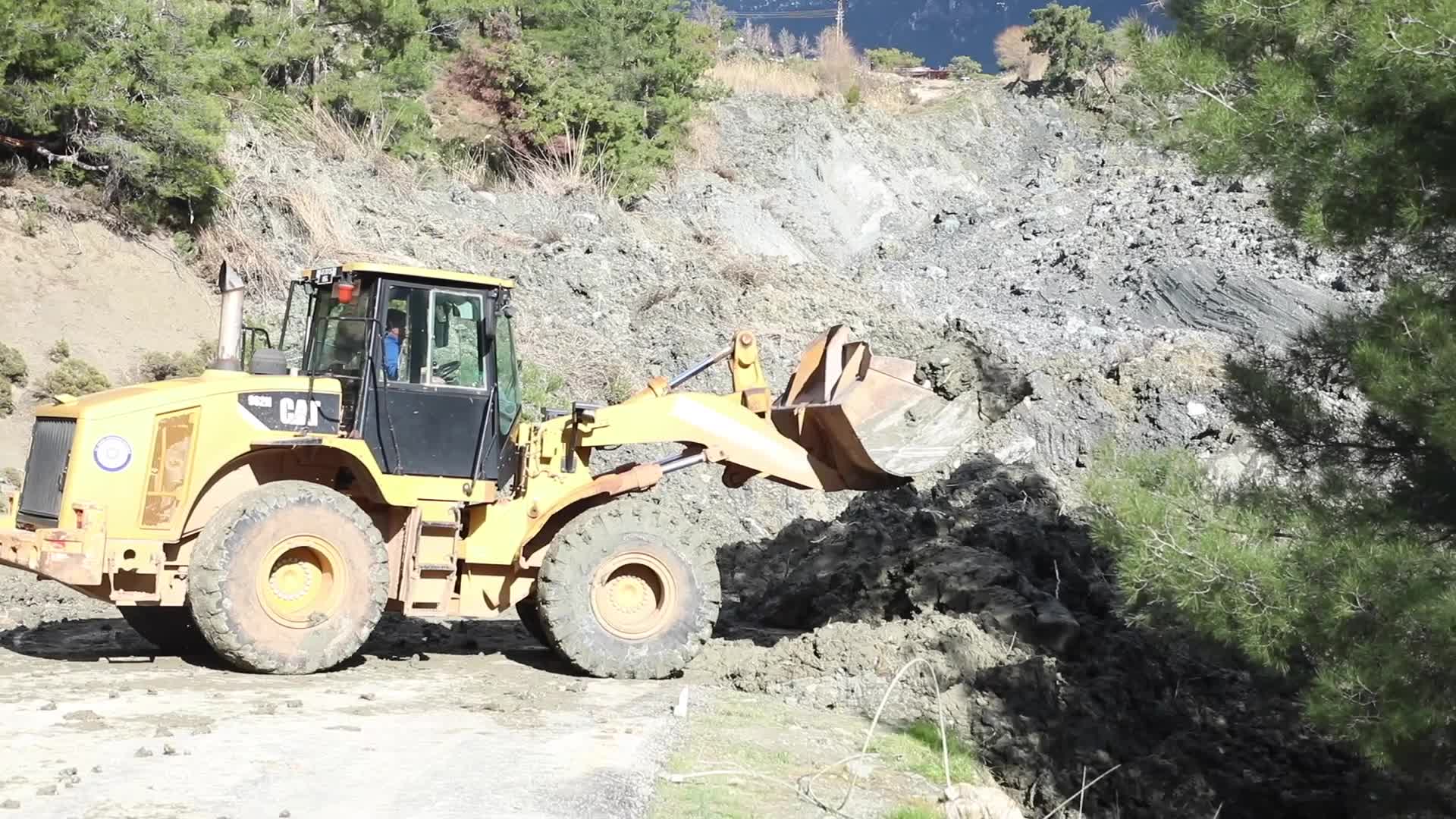 Muğla Büyükşehir Belediyesi, Seydikemer’de heyelan nedeniyle kapanan yolu ulaşıma açıyor