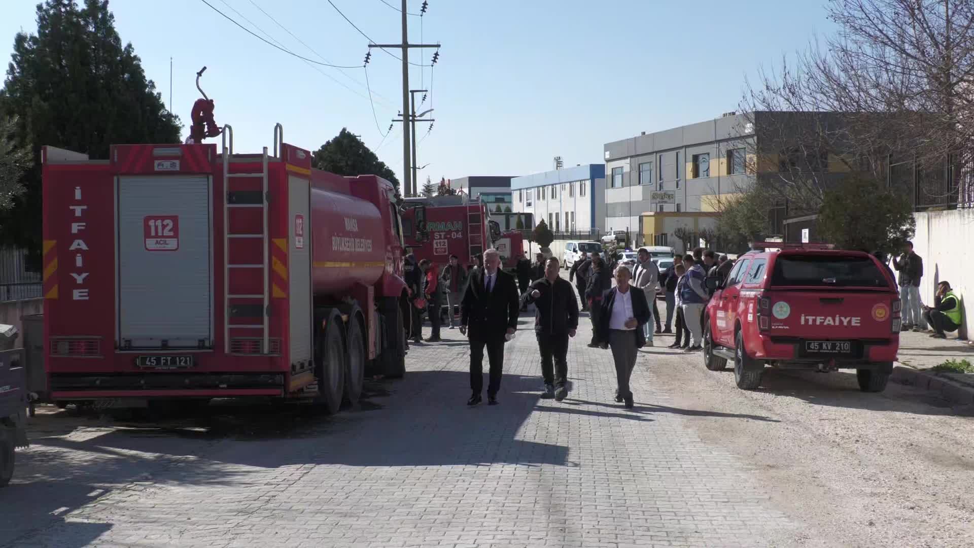 25 araç, 62 personelle müdahale edildi... Manisa Akhisar’da oyuncak fabrikasında çıkan yangın kontrol altına alındı