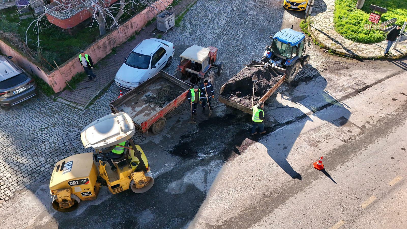Ayvalık Belediyesi, ilçe genelinde yol bakım ve onarım çalışmalarını sürdürüyor