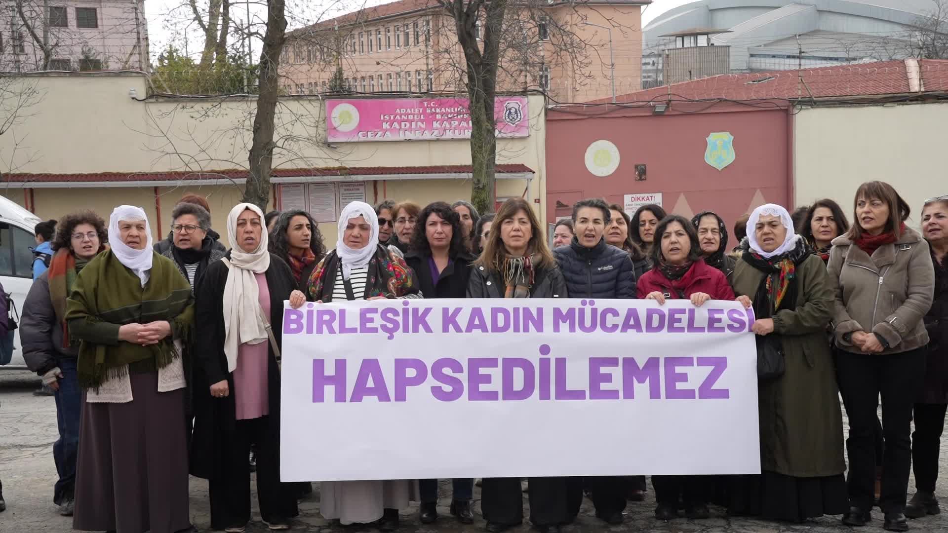 Bakırköy Cezaevi önünde kadınlardan ortak mesaj: "Birbirimize ses olacağız"
