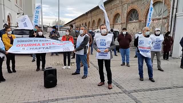 İZMİR'DE SÜRGÜNLERE KARŞI OTURMA EYLEMİ YAPILDI