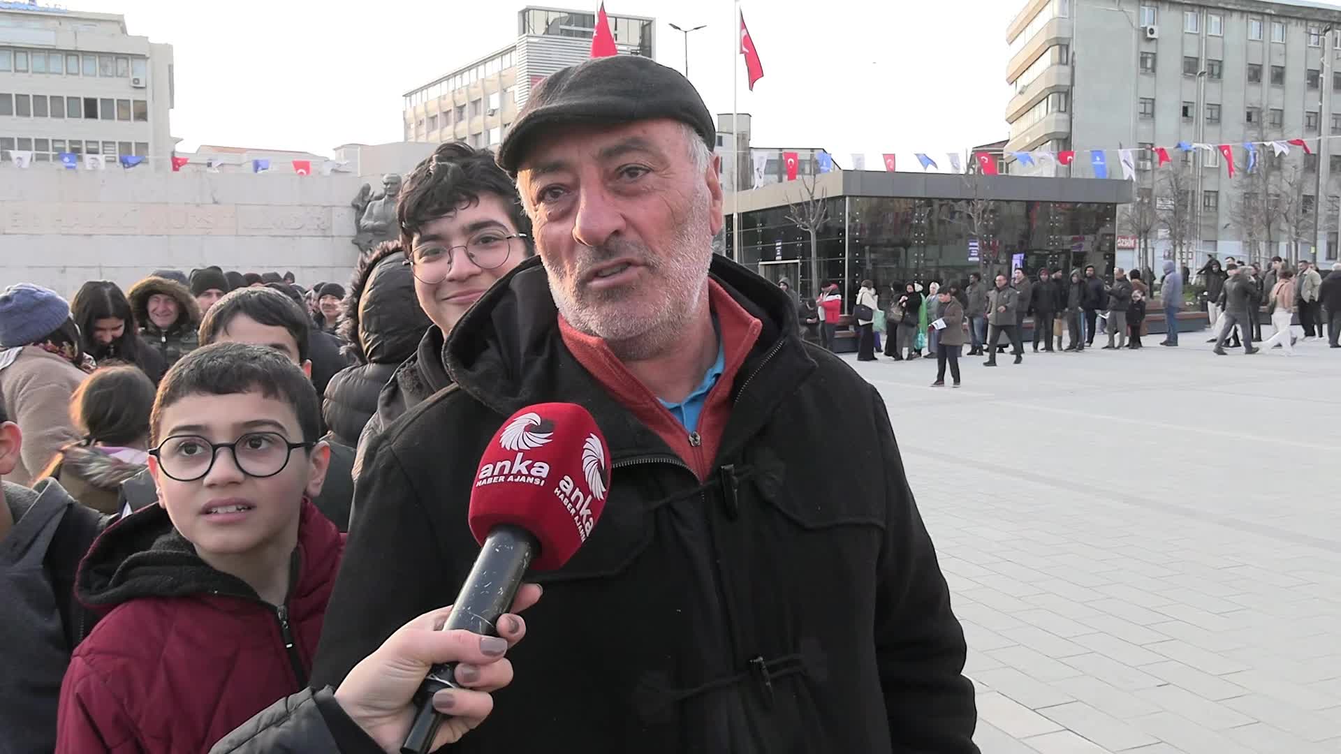 Bağcılar'daki iftar çadırı sırasında ANKA'ya konuşan emekli: "15 bin lira kira, elektrik faturası, boğaz derken elde var sıfır... Ne Ramazan’ın tadı var, ne insanların tadı var. Yaşamak bir hiç, zor yani”