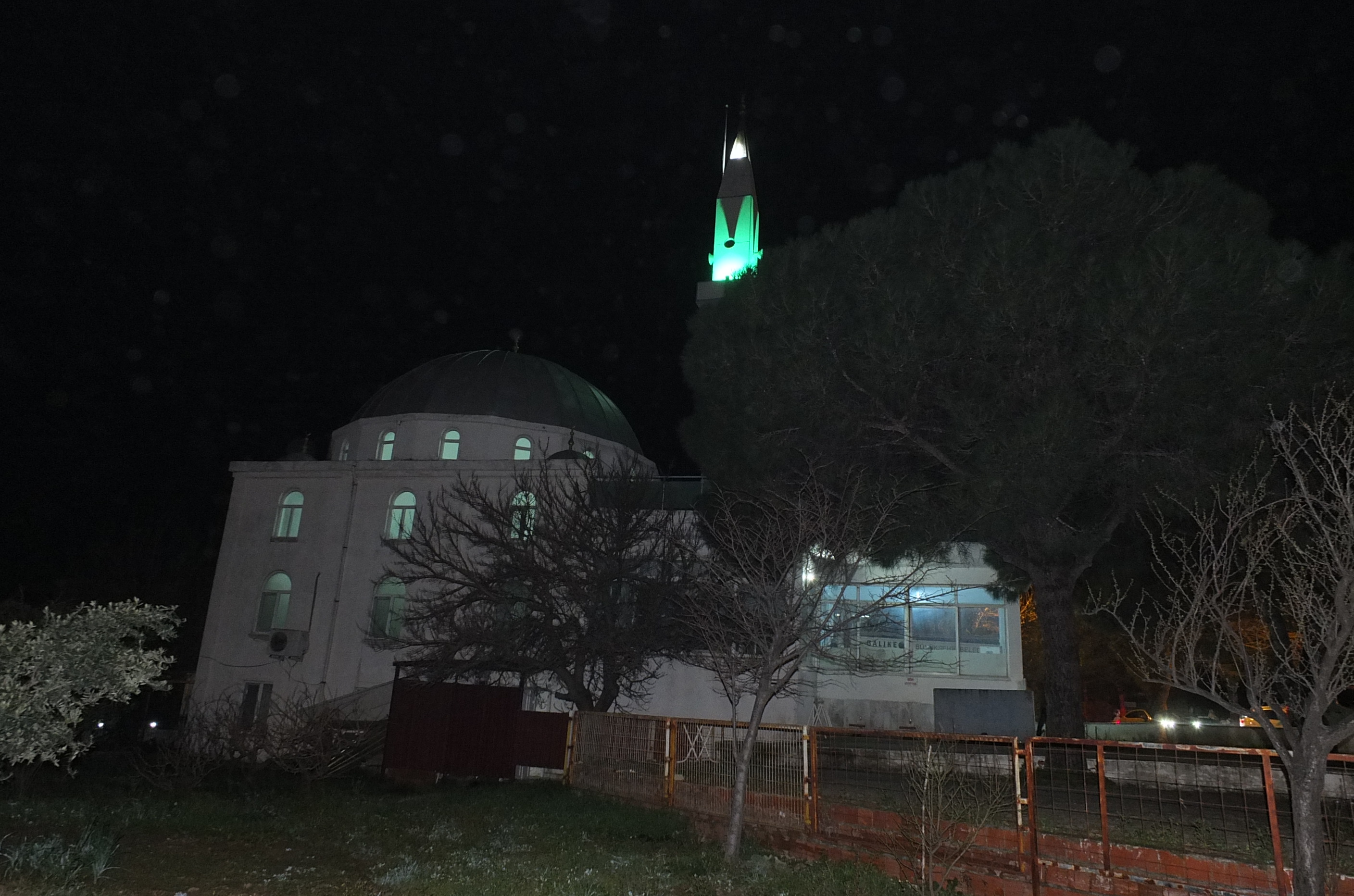 Burhaniye'de akşam ezanı üç dakika erken okundu, açıklamalar kafaları karıştırdı