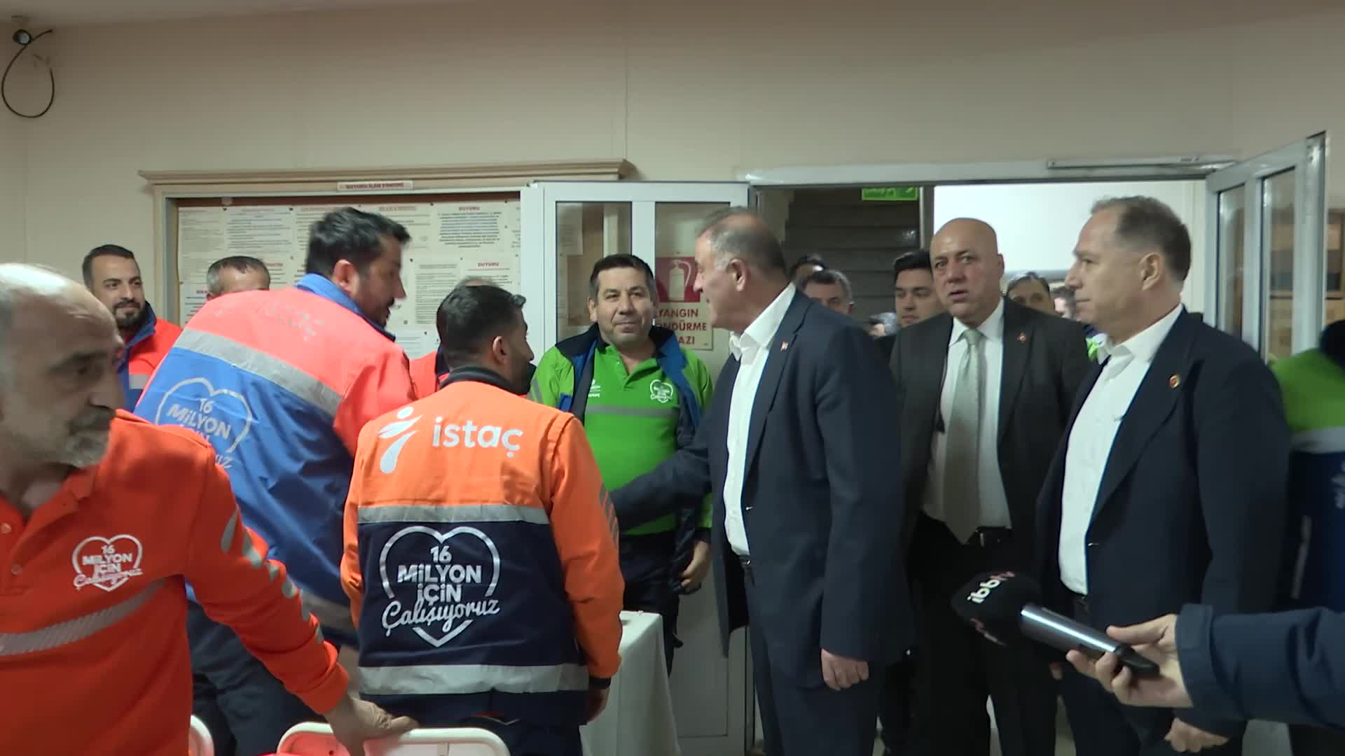 İBB Başkanvekili Aslan, İSTAÇ personeli ile sahurda buluştu: 11 aydır, belediye başkanımız, yol arkadaşlarımız yok ama buna rağmen hiçbir aksama olmadan 92 bin çalışanımızla İstanbul’a hizmet ediyoruz