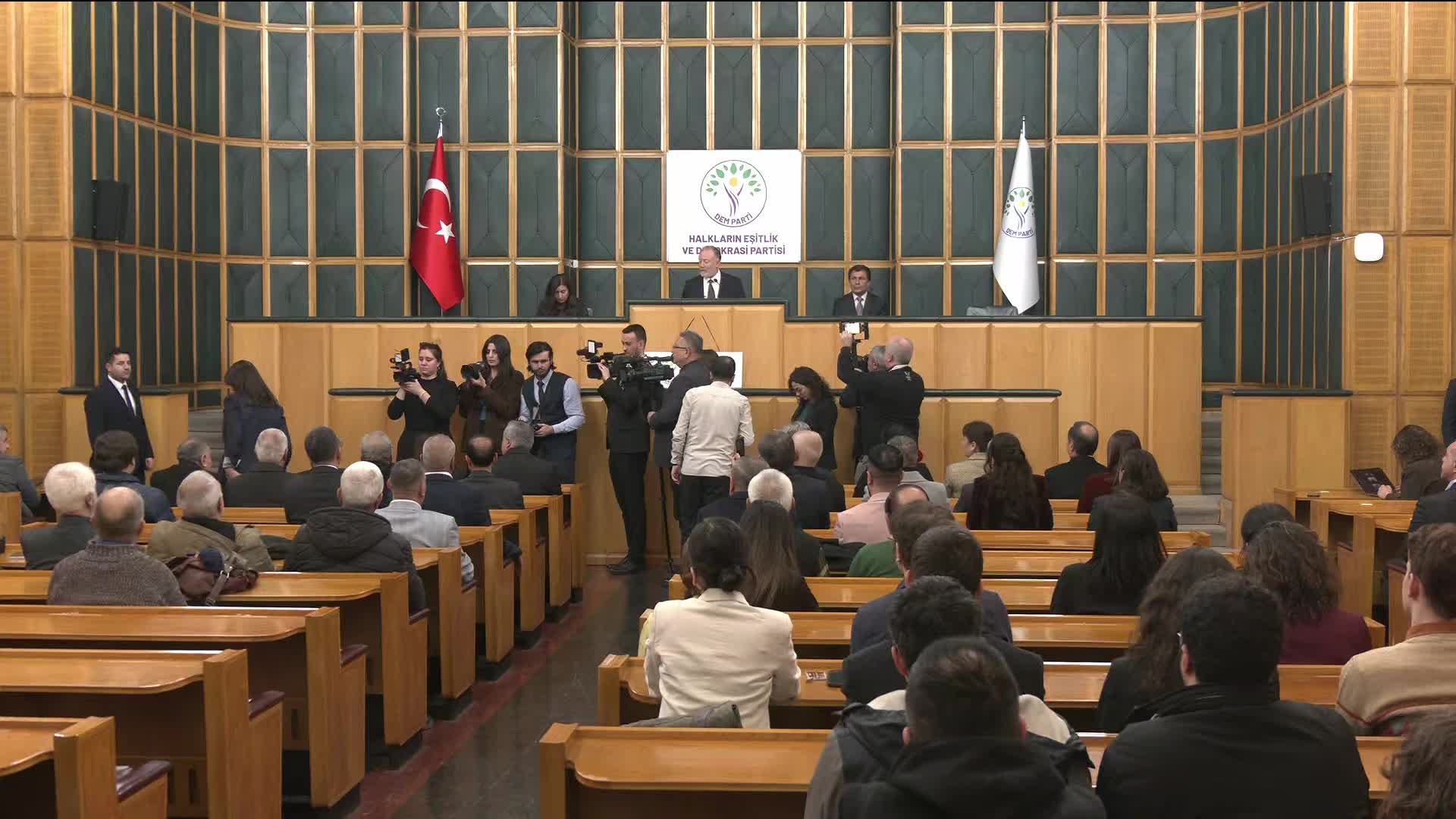 DEM Parti Grup Toplantısı...  Tülay Hatimoğulları: "Kalıcı bir barış için Sayın Öcalan'ın statüsü yasal bir düzenlemeyle tanınmalı ve hukuki güvence altına alınmalıdır"