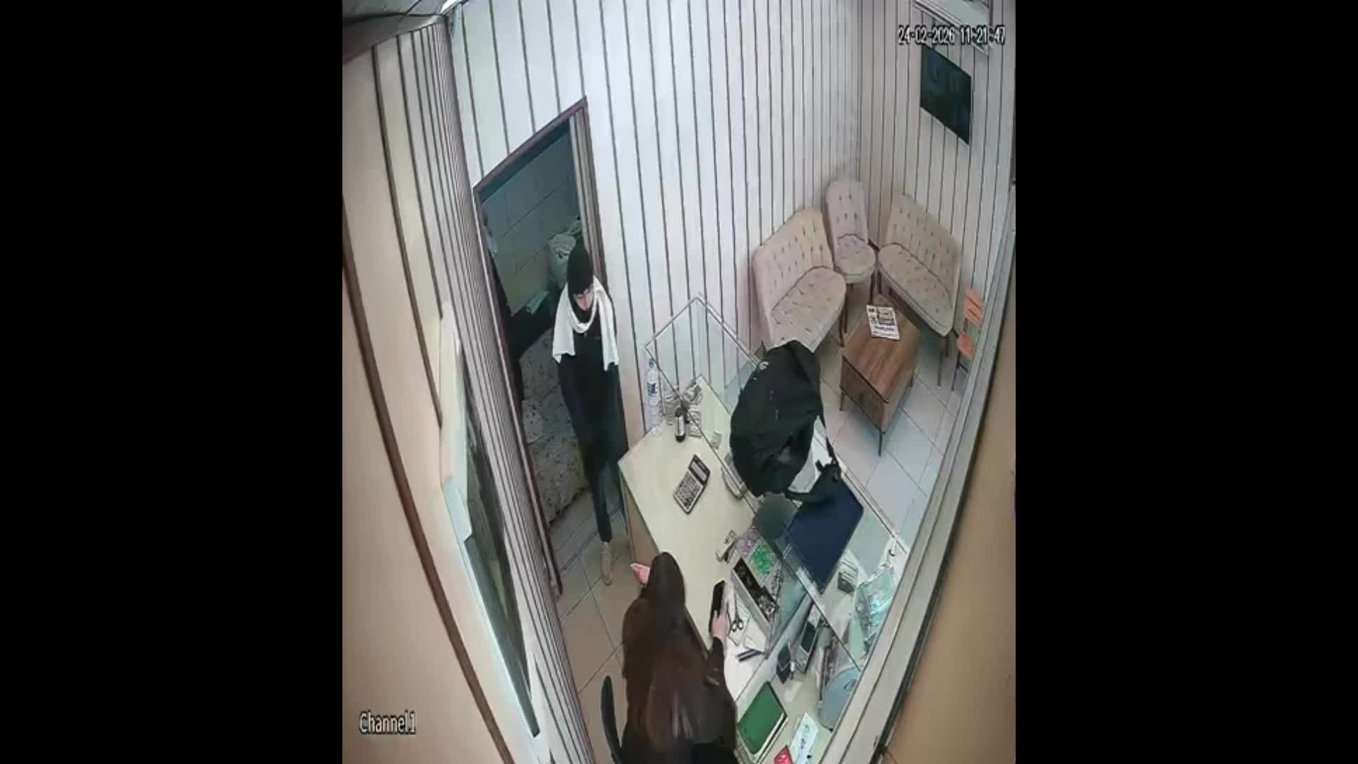 Malatya’da kadın kuyumcuya silahlı gasp girişimi: İş yeri sahibi çığlık atarak, panik butonuna basınca kaçan hırsız yakalandı
