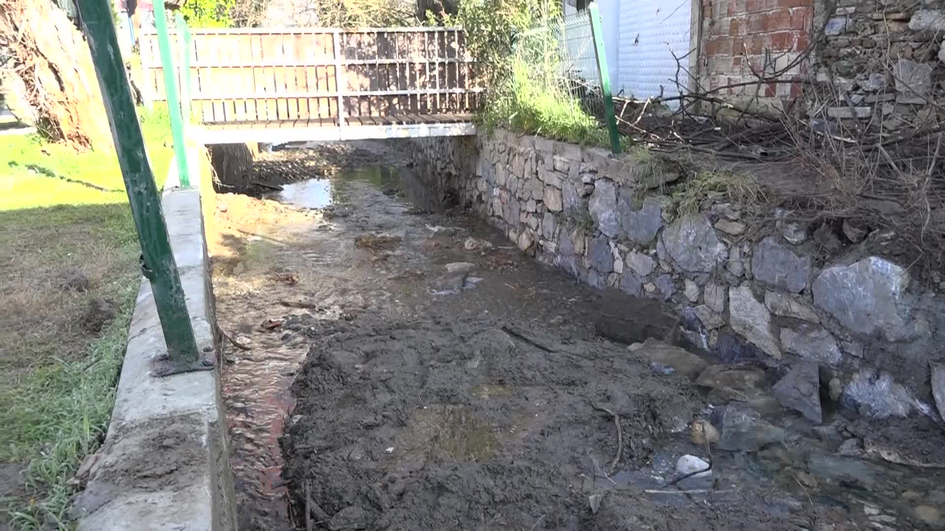 Kuşadası Belediyesi'nden Kirazlı Mahallesi’nde kapsamlı dere temizliği