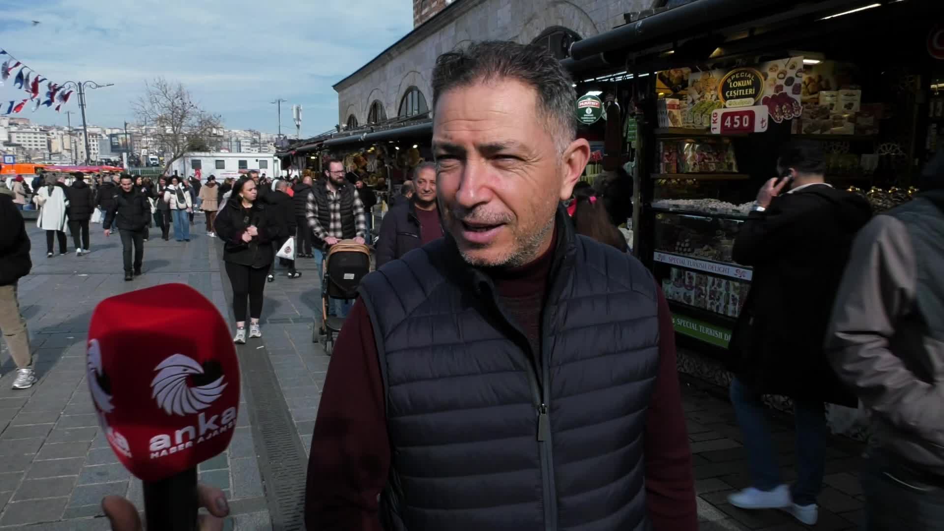 Aile Yılı'nda evlenenler azaldı, boşanmalar arttı... Eminönü'nde ANKA'ya konuşan vatandaş: Bir kilo hurma 650 lira. Aylığım 28 bin lira. 12 saat çalışacağım bir kilo hurma için. Bu şekilde nasıl çocuk yapalım?