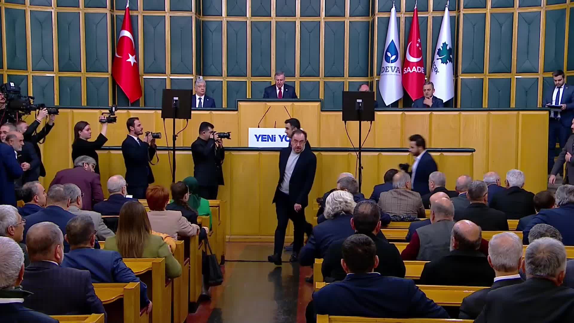 Yeni Yol Grup Toplantısı... Mahmut Arıkan: "AK Parti iktidarında devletin sert yüzü millete, müşfik yüzü yabancıya gösteriliyor"