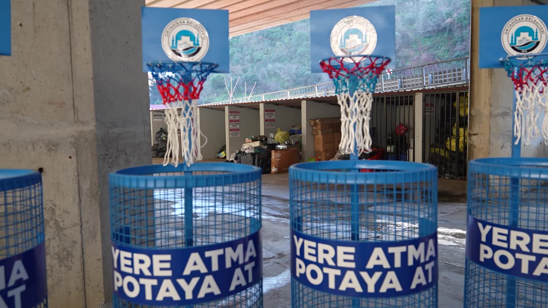 Ortahisar’da “Yere Atma, Potaya At” projesiyle çocuklara geri dönüşüm bilinci aşılanıyor