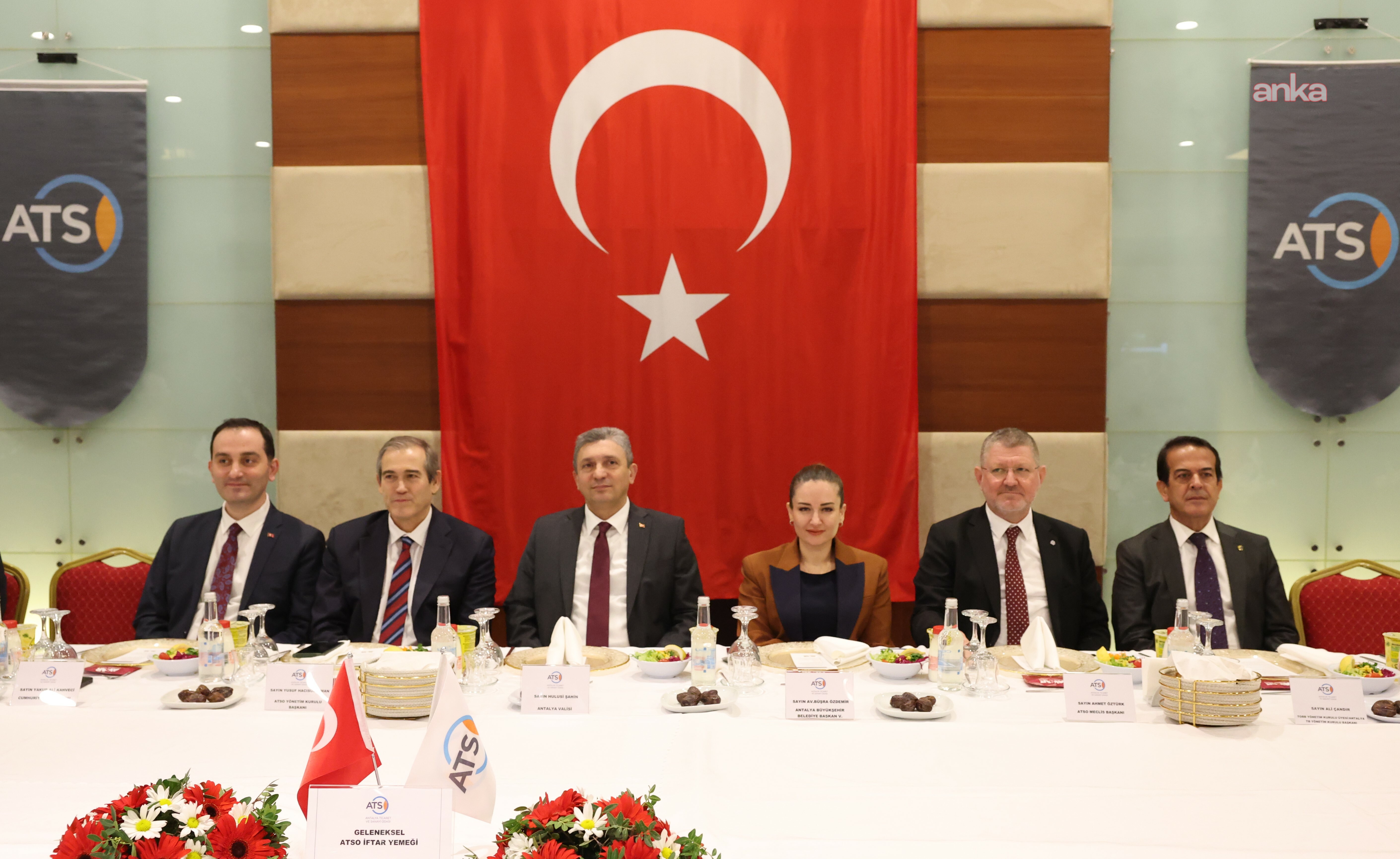 Antalya Büyükşehir Belediye Başkan Vekili Özdemir, iş dünyası temsilcileri ile iftarda bir araya geldi