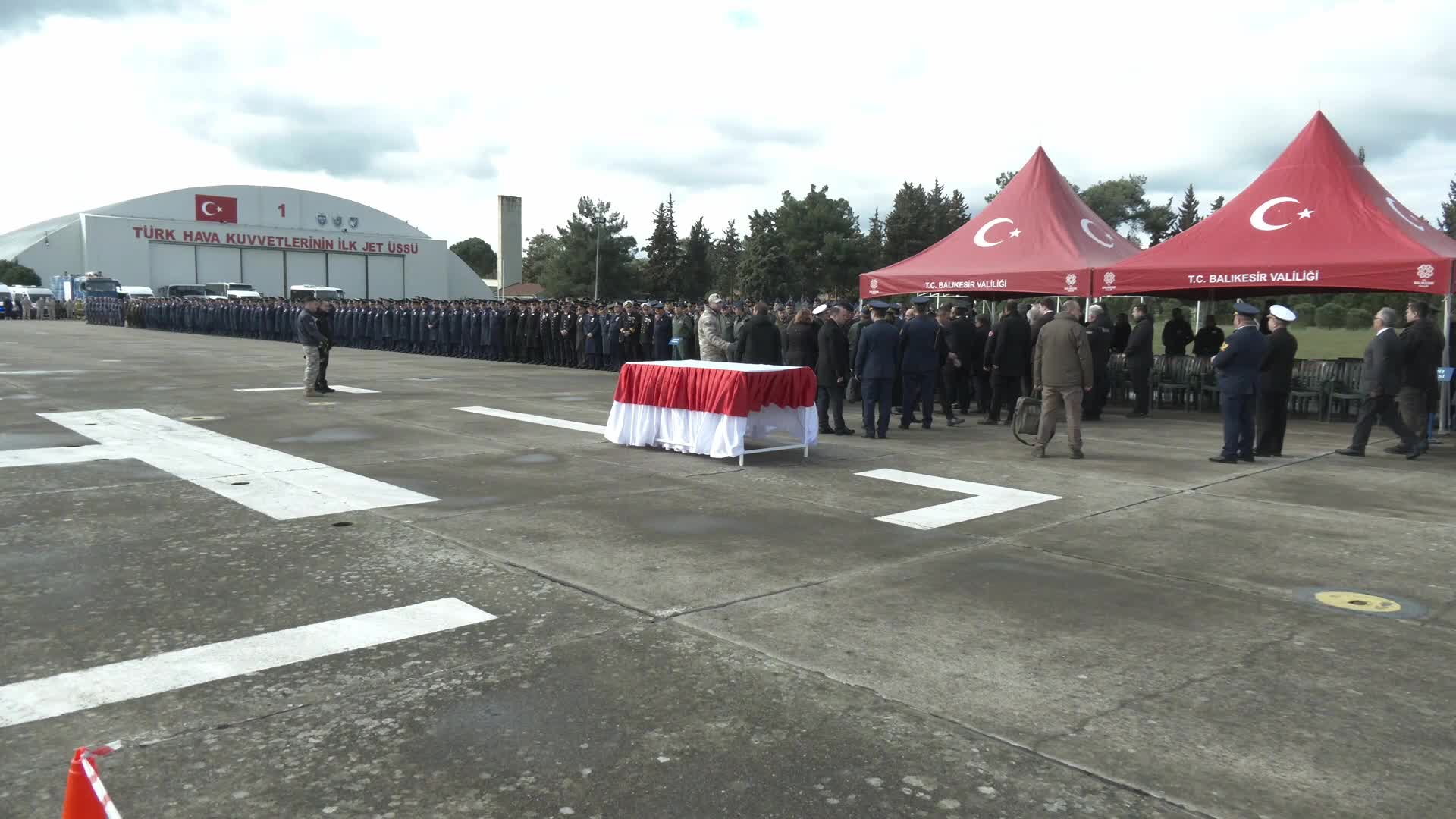 Şehit Hava Pilot Binbaşı Bolat son yolculuğuna uğurlanıyor... Bolat için ilk tören 9’uncu Ana Jet Üs Komutanlığı’nda düzenlendi