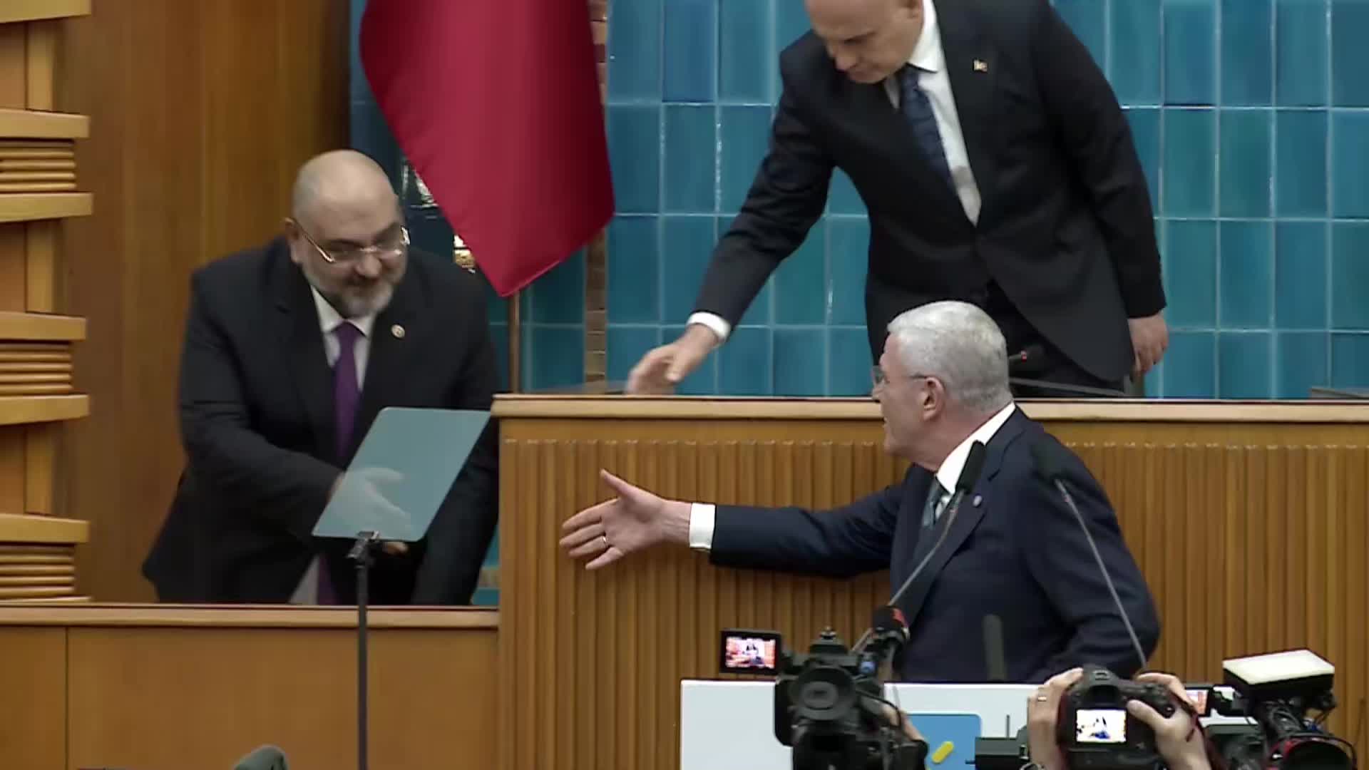 İYİ Parti Grup Toplantısı... Dervişoğlu'ndan Bahçeli'ye: "Çok seviyorsan o rozeti taktıktan sonra eş başkan olarak yanına al beyefendi"