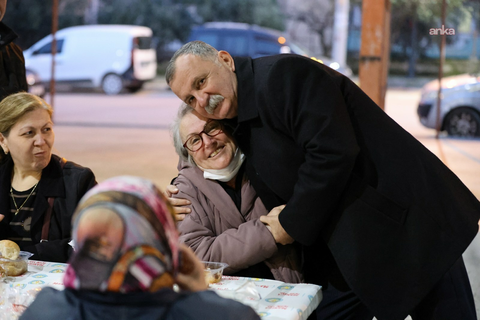 Yunusemre Belediye Başkanı Balaban, Laleli'de iftar programına katıldı