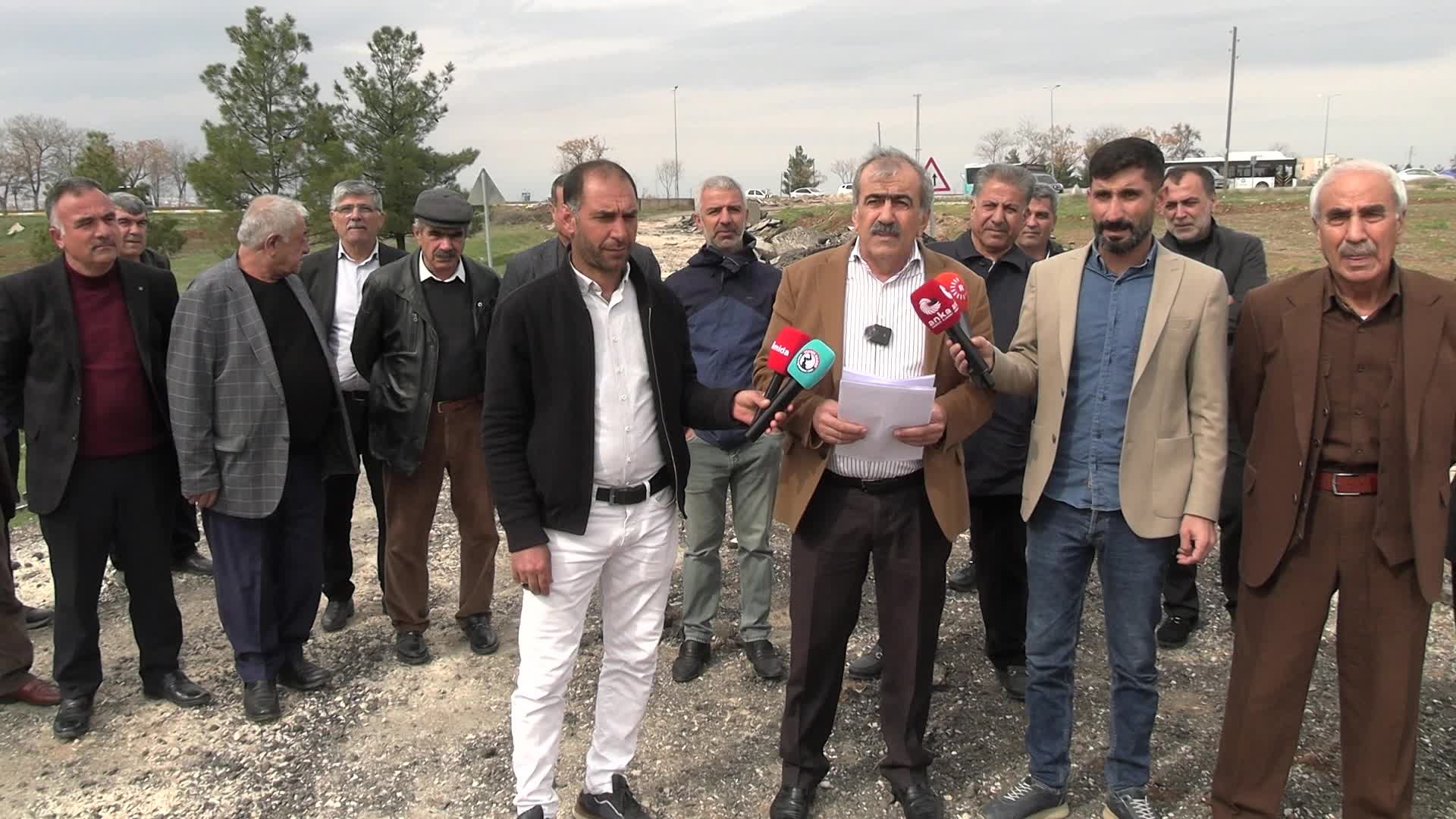 Dicle Üniversitesi’nin köy yolunu kapatmasına muhtarlardan tepki: Bölge köylerini tecrit etmek, halkın yaşam kalitesini ve sağlığını yok saymaktır
