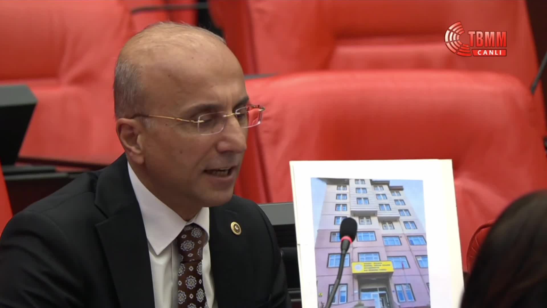 TBMM Genel Kurulu... CHP'li Genç'ten Akademisyen Kalkan'ın şartlı öğrenci yurdu bağışının öğretmenevine dönüştürülmesine tepki: "Bina derhal öğrencilere açılsın"