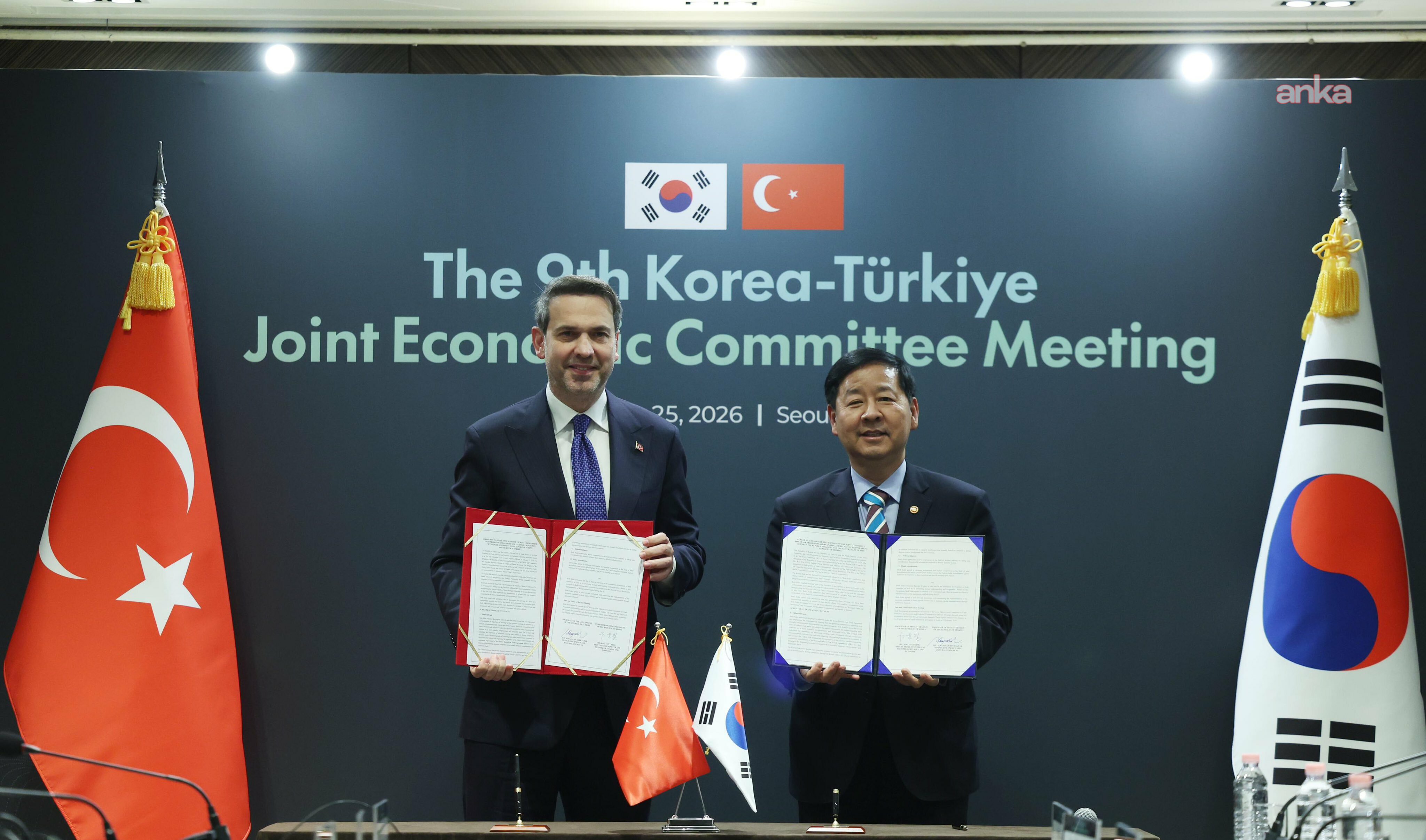 Enerji ve Tabii Kaynaklar Bakanı Alparslan Bayraktar, Güney Kore Başbakan Yardımcısı, Ekonomi ve Maliye Bakanı Koo Yun-Cheol ile Seul’de bir araya geldi