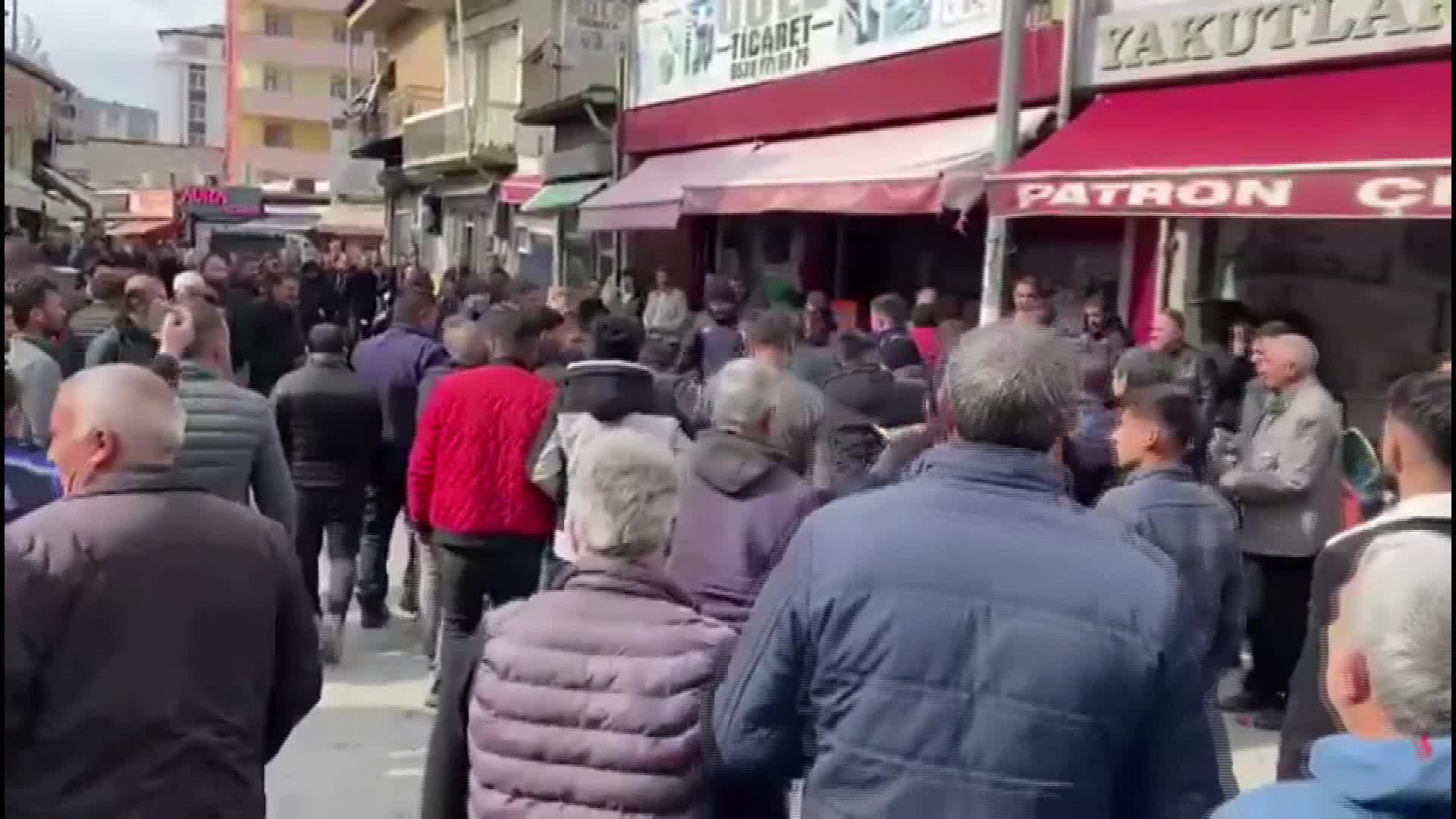 Iğdır'da zabıtalar ile seyyar satıcılar arasında çıkan tartışmaya dahil olan yurttaşlar tezgahları teslim etmedi