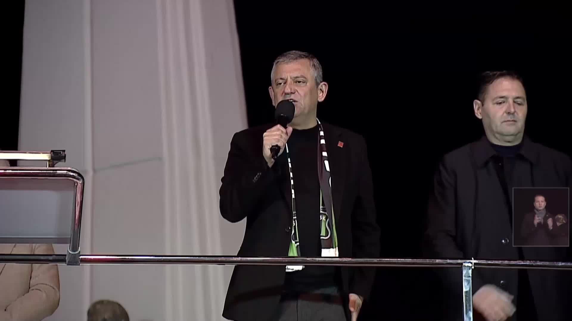 CHP'nin Bakırköy mitingi... Özgür Özel'den Erdoğan'a yanıt: "Sen ilahi okumayacaksın, kuru ekmekle sahurları, sosyal yardımla iftar yapanları konuşacaksın"