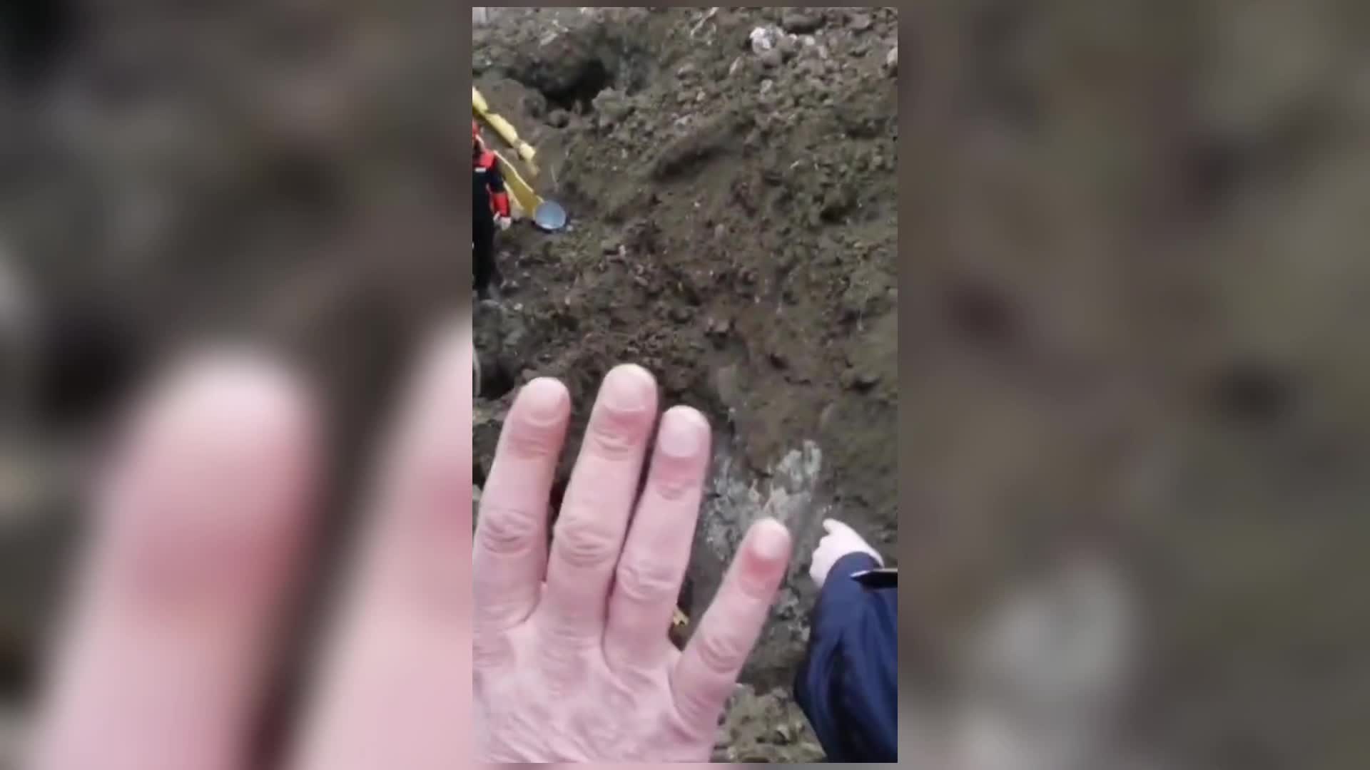 Trabzon'da göçük altında kalan iş makinesi operatörü itfaiye ekiplerinin operasyonuyla kurtarıldı