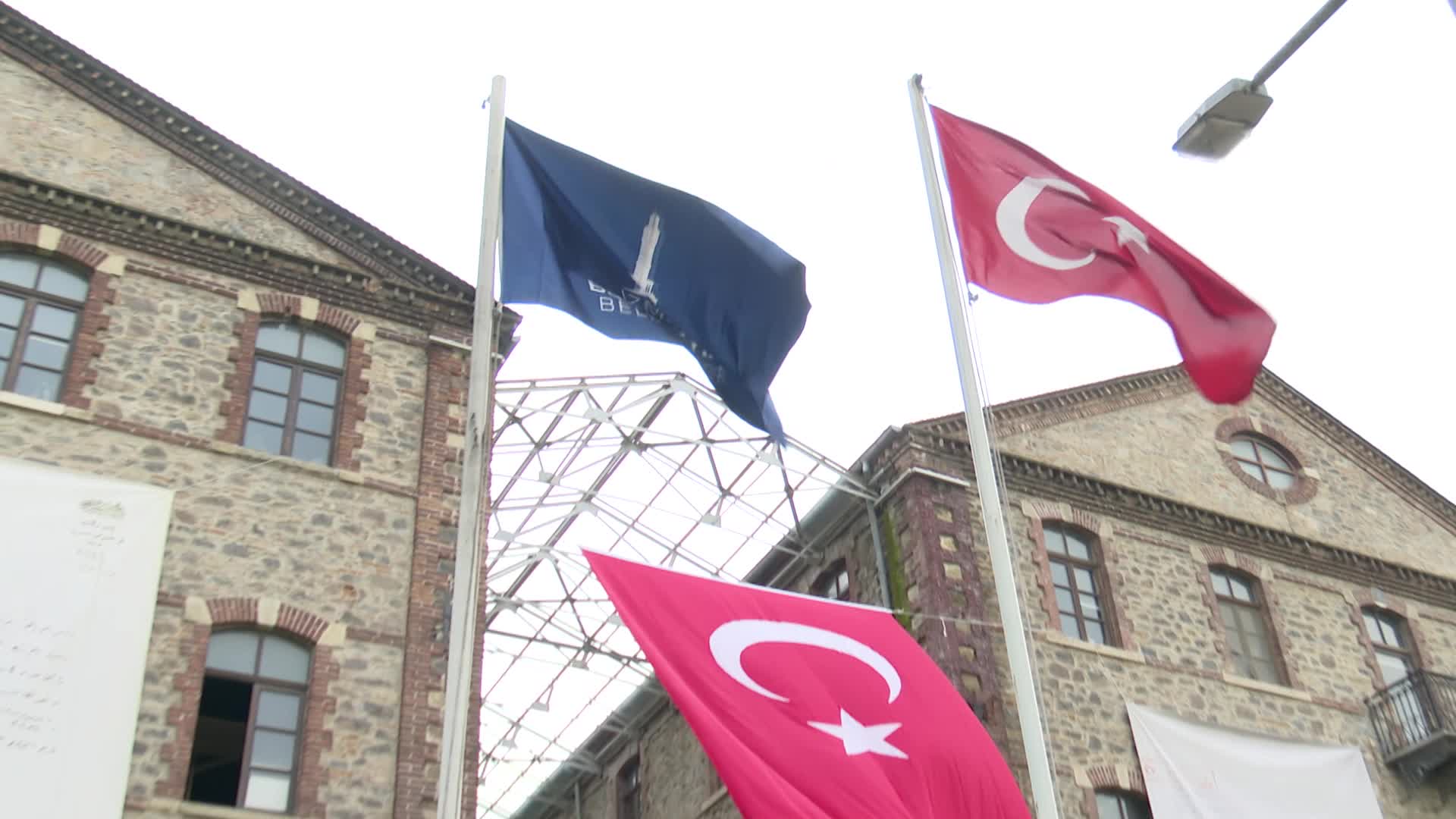 İzmir'de Meslek Fabrikası’na, Atatürk’ün imzaladığı kararnameyle Büyükşehir Belediyesi mülkiyetine geçtiğini gösteren resmi belgenin görselleri asıldı