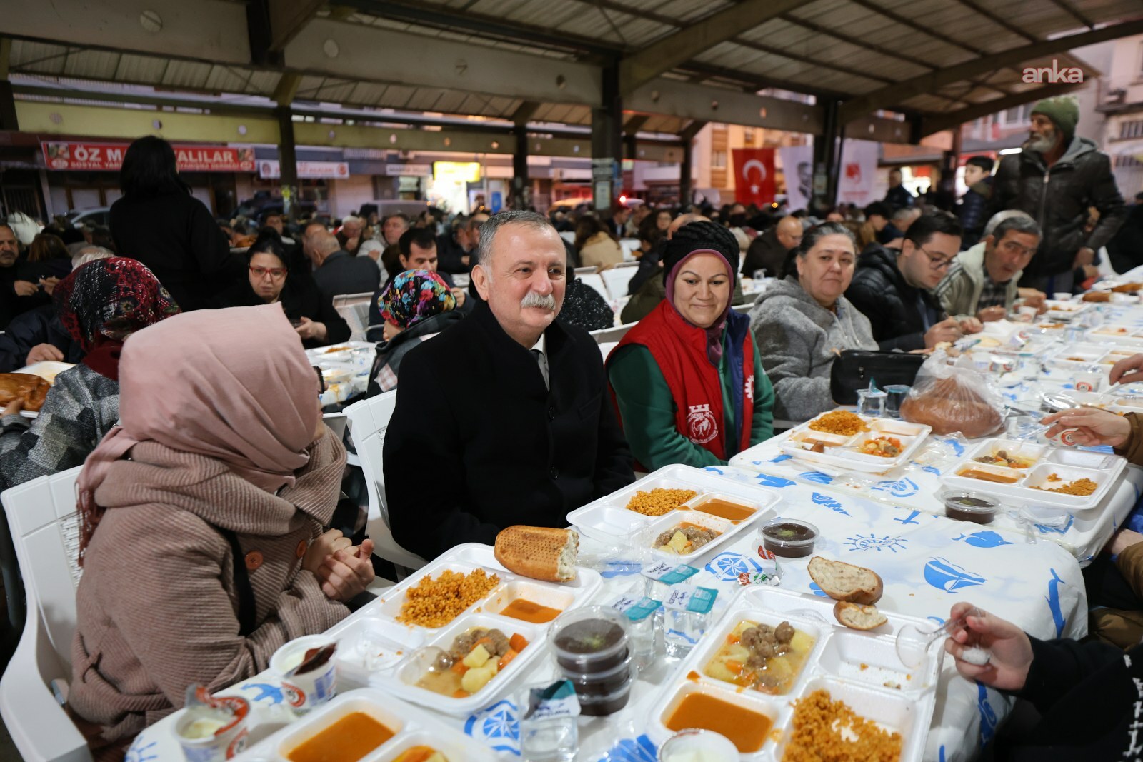Yunusemre Belediye Başkanı Balaban, Karaköy'de vatandaşlarla iftar yaptı