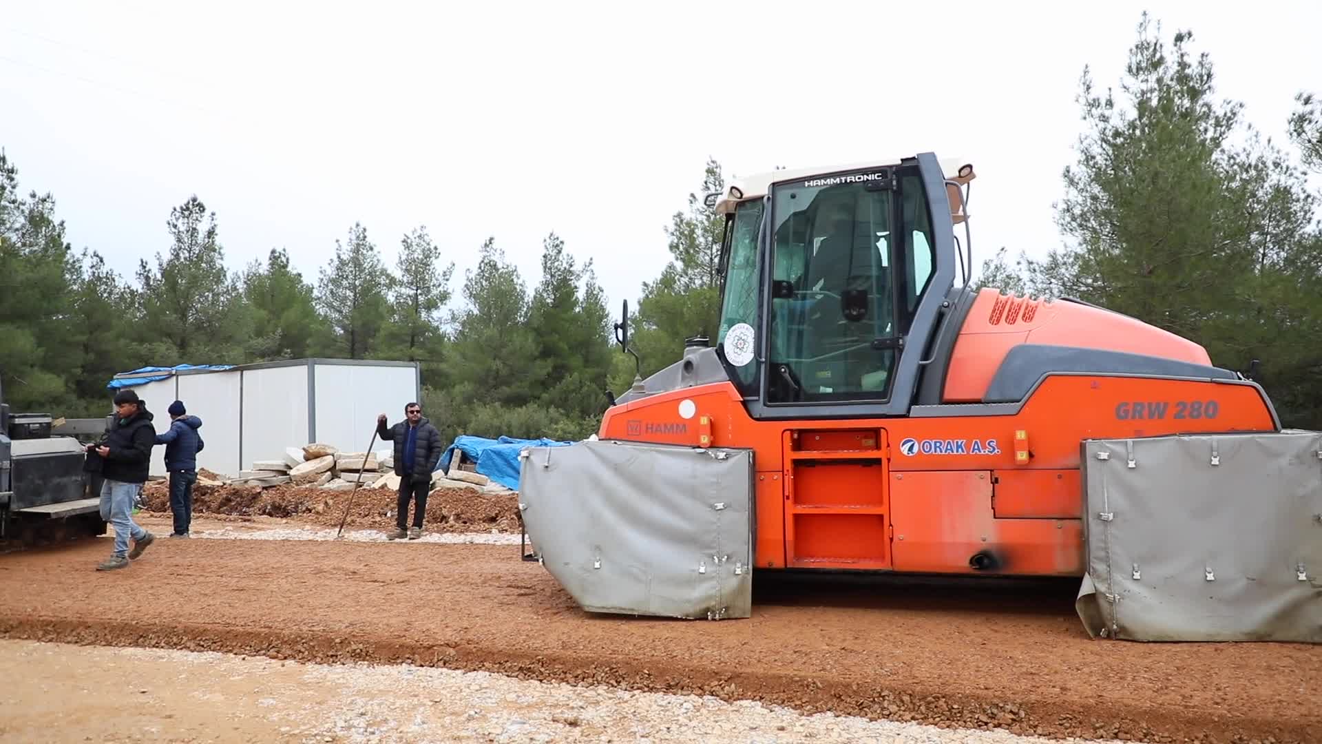 Muğla Büyükşehir Belediyesi, Akçaova’da yol çalışmalarına devam ediyor
