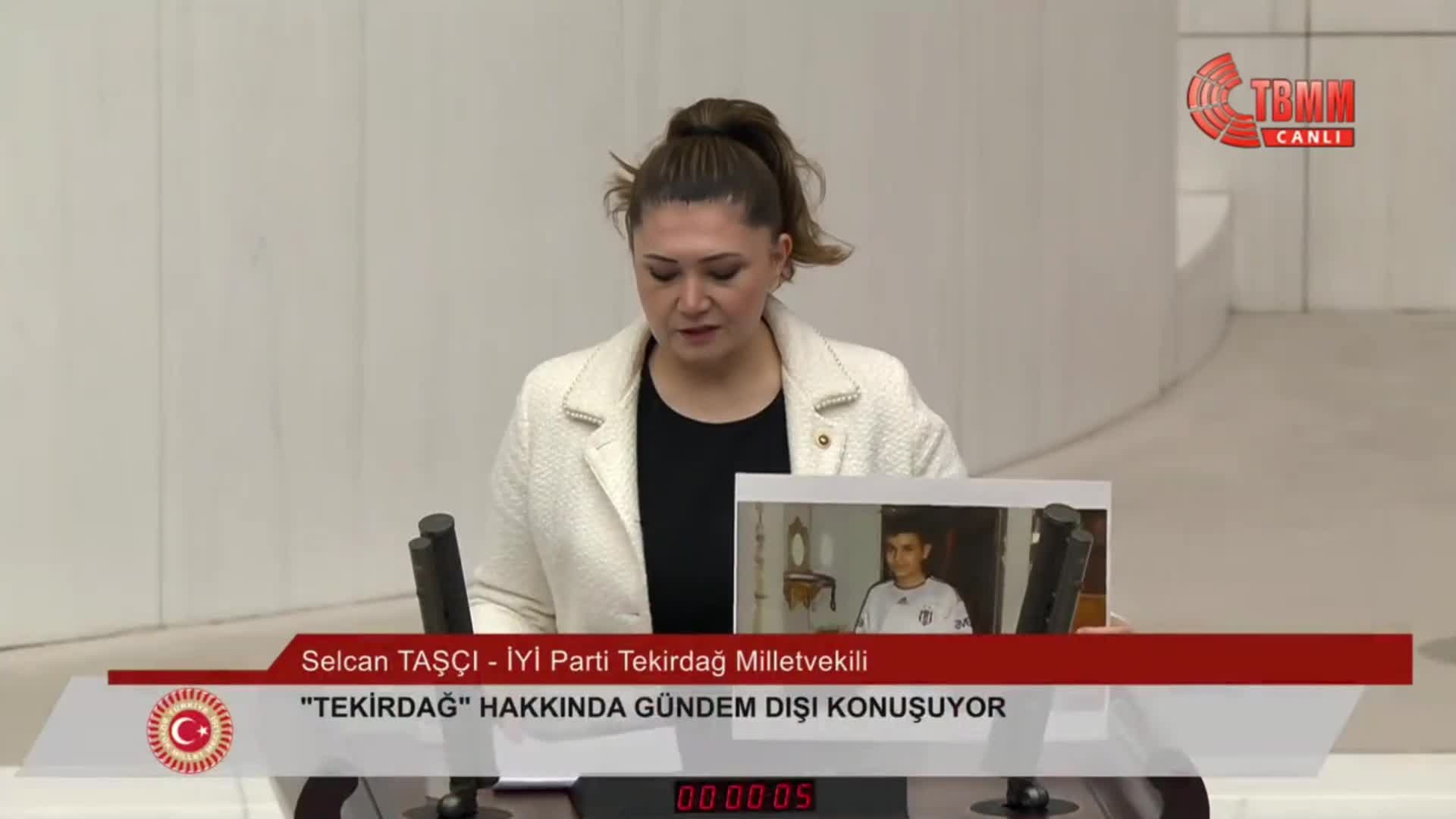 TBMM Genel Kurulu... Meclis Başkanvekili Bozdağ'dan AK Partili Çilez'e uyarı: "Hepimiz saygıyla hatibi dinleyelim, dinlemek istemeyen çıksın"