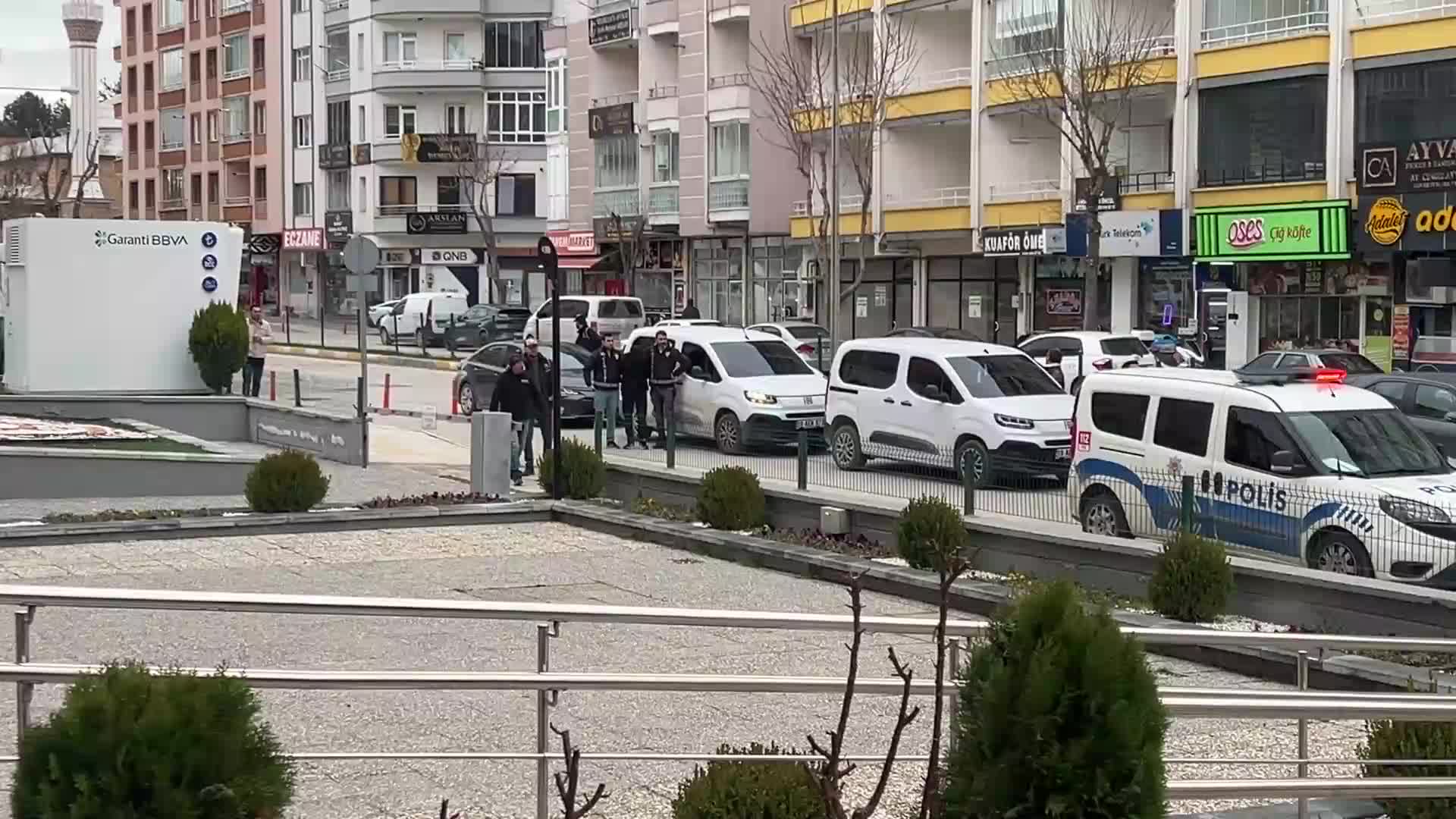 Çorum'da 2 iş yerine silahlı saldırı düzenlediği iddiasıyla gözaltına alınan 8 kişiden 6'sı tutuklandı