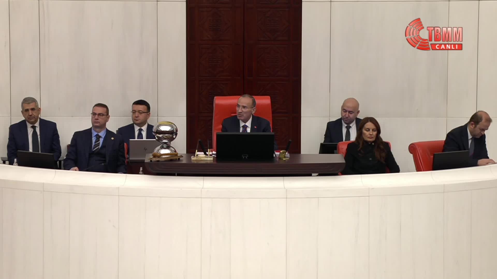 TBMM Genel Kurulu'nda AK Parti ve CHP Grup Başkanvekilleri arasında "diploma" tartışması...