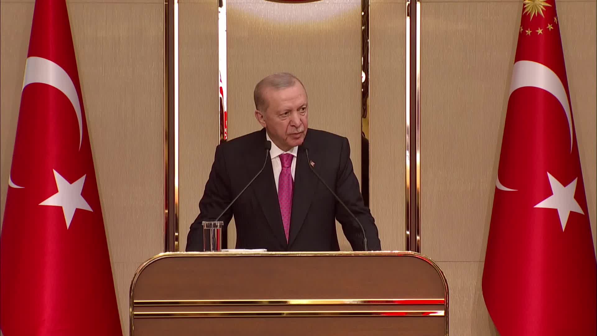 Cumhurbaşkanı Erdoğan, gençlerle iftarda bir araya geldi: Hiç kimse kılık kıyafetinizden, inancınızdan, siyasi görüşünüzden dolayı size parmak sallayamaz
