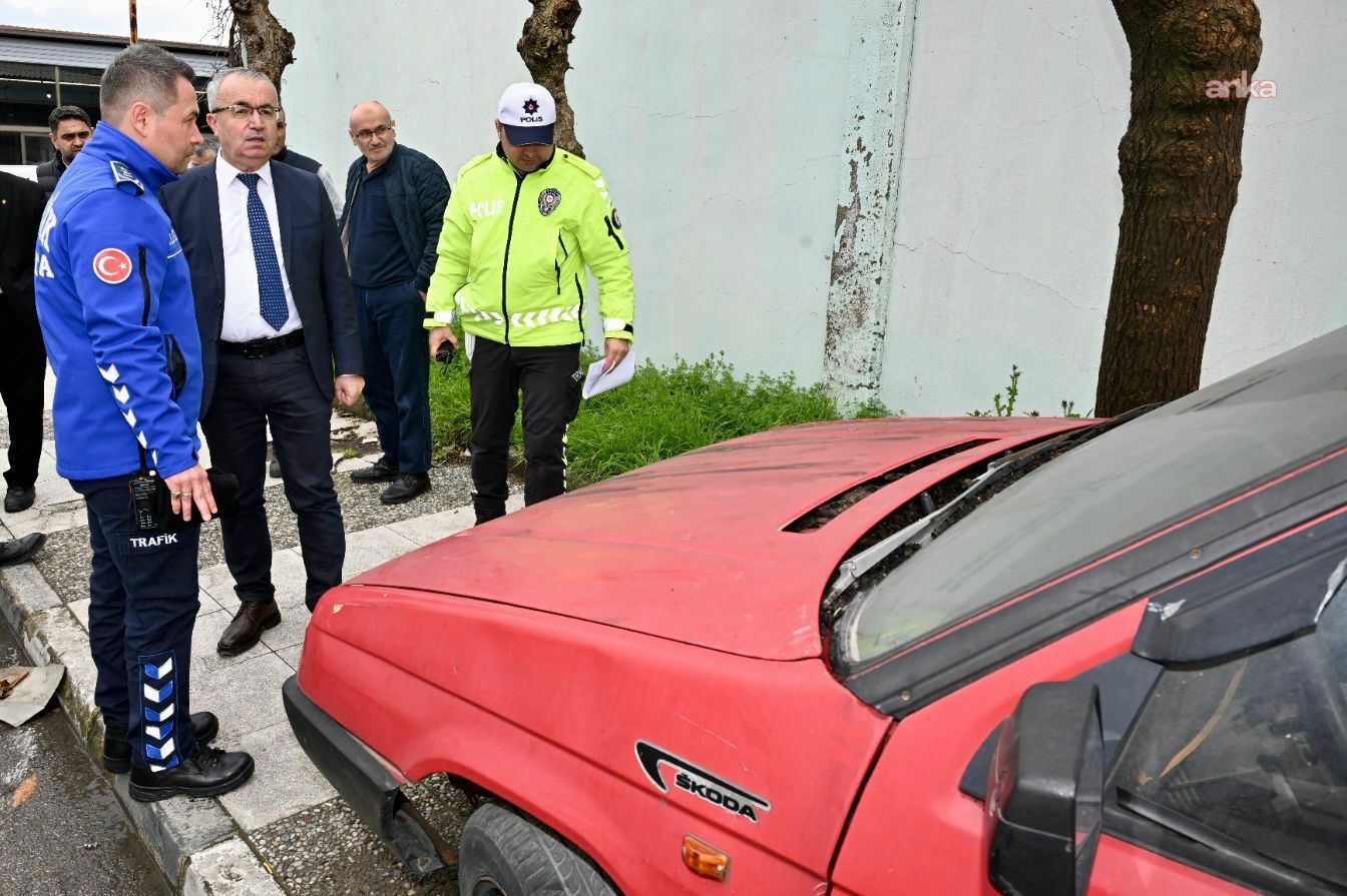 Manisa Büyükşehir Belediyesi sahipsiz ve hurda araçları kaldırıyor