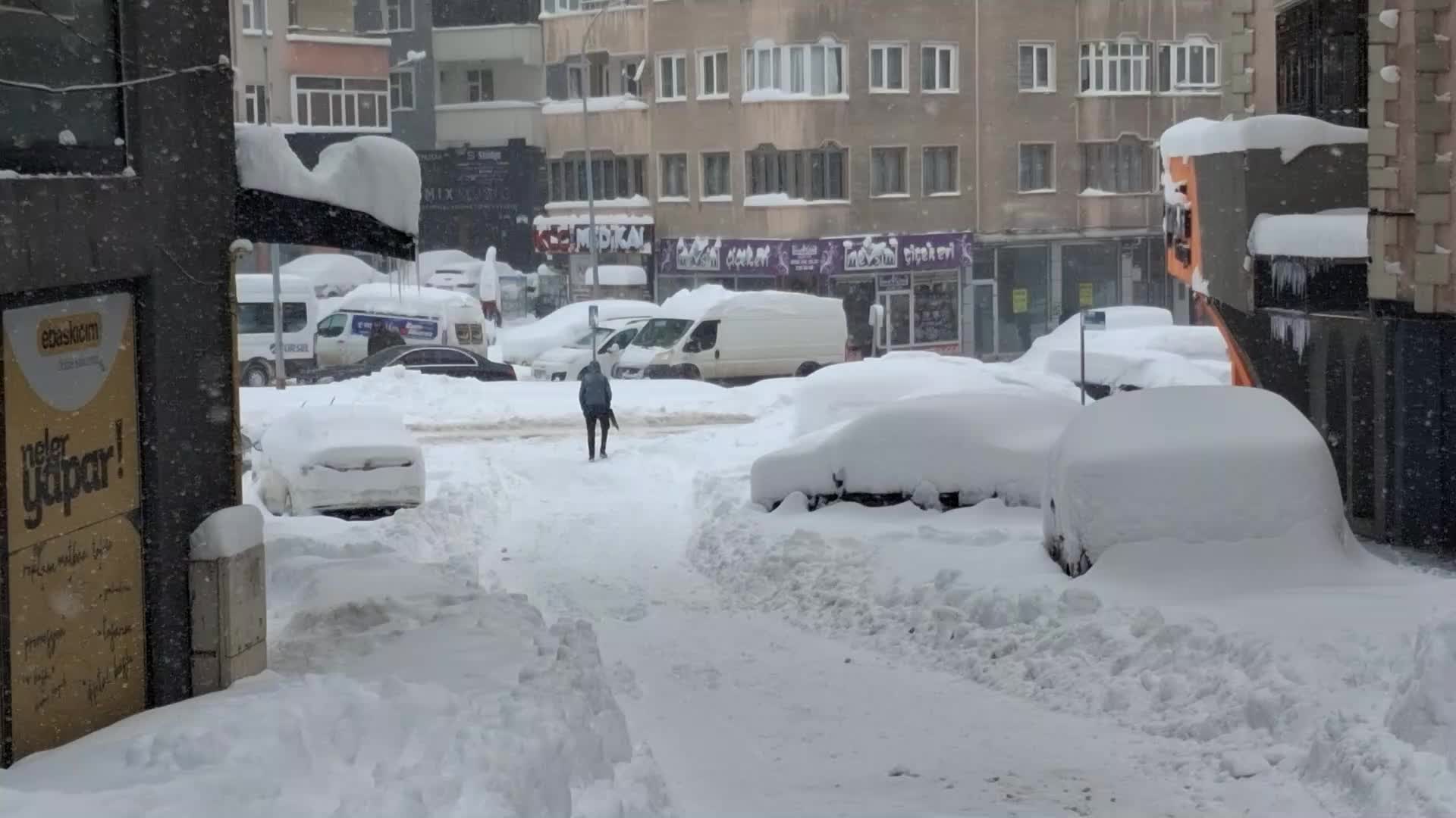 Erzurum’da kar esareti... Yollar kapandı, araçlar kayboldu