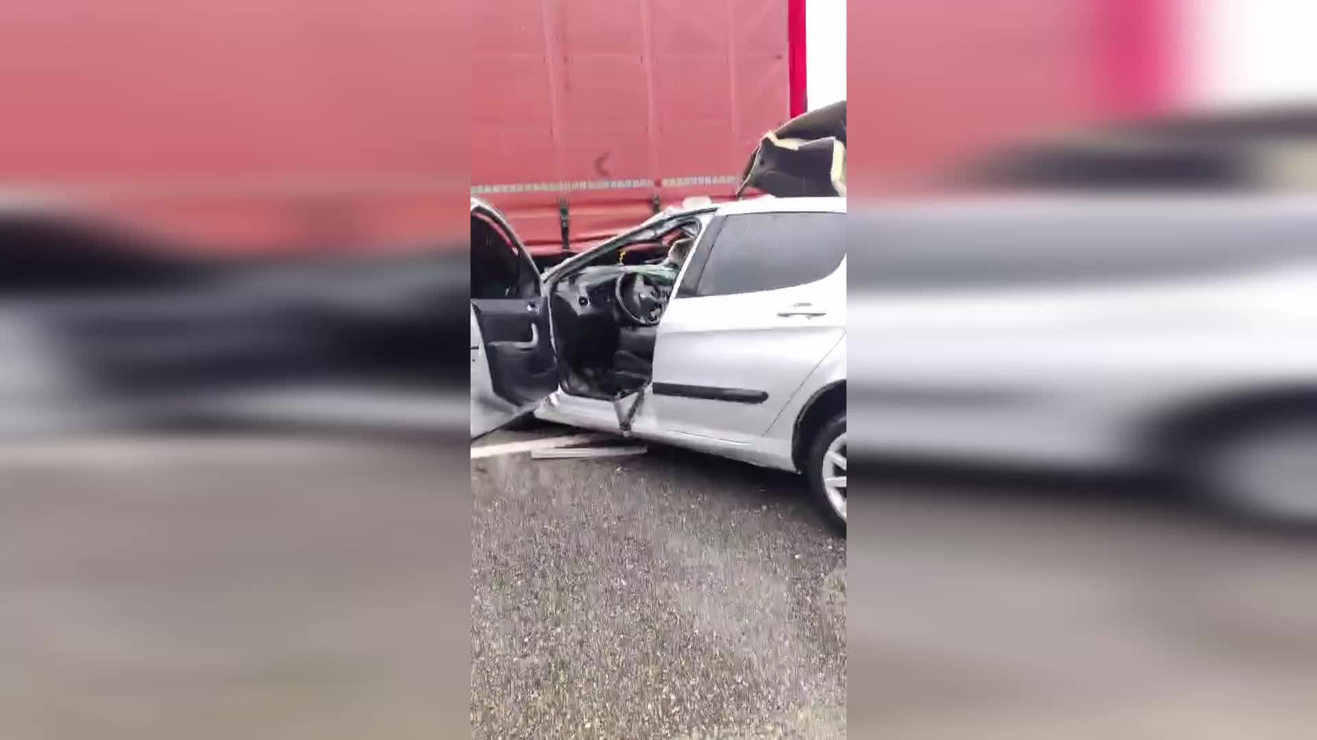 Hopa’da otomobil park halindeki tıra çarptı, 2 kişi hayatını kaybetti