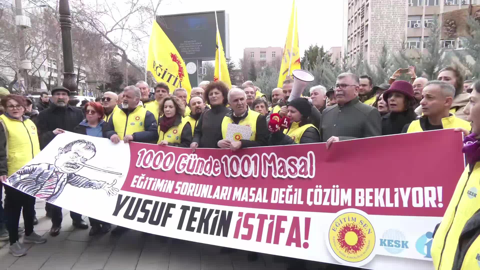 Eğitim Sen'den MEB önünde "1000 günde 1001 masal" eylemi... Kemal Irmak'tan Bakan Tekin'e: Size bir tek sözümüz var, gidin