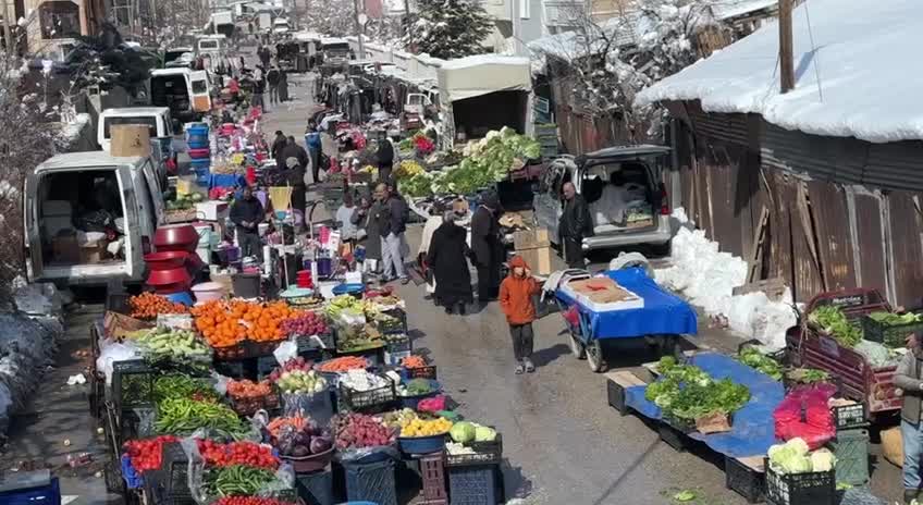 Van’da cuma pazarında vatandaştan tepki: "Bu enkazdan kurtulmak için sandığın gelmesi gerek"